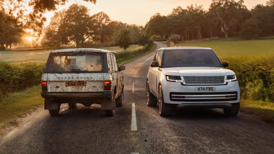 Range Rover original, lado a lado com elétrico