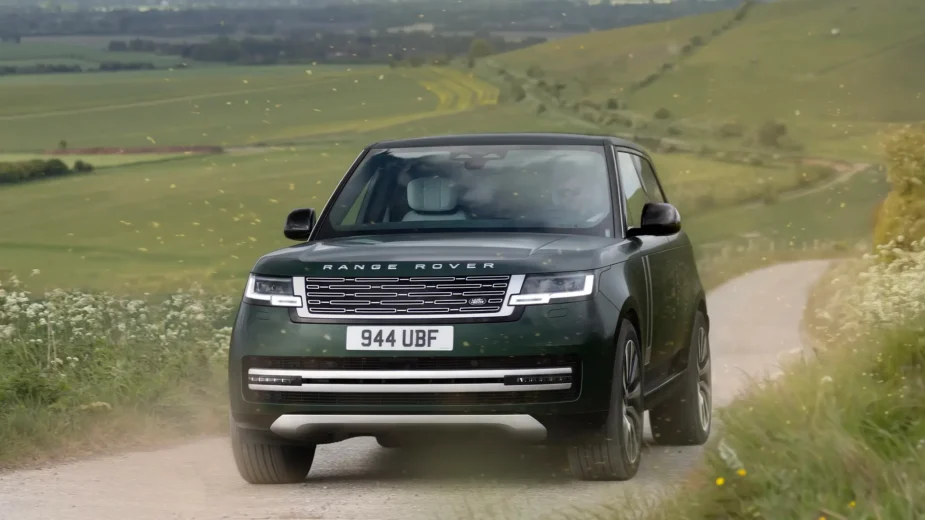 Range Rover eléctrico en carretera de tierra, frente