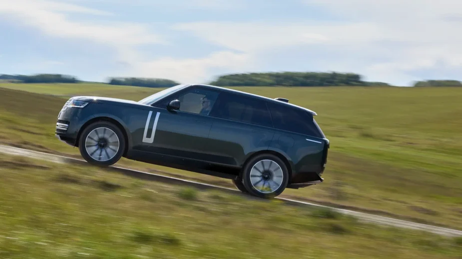Range Rover eléctrico en la carretera subiendo, perfil