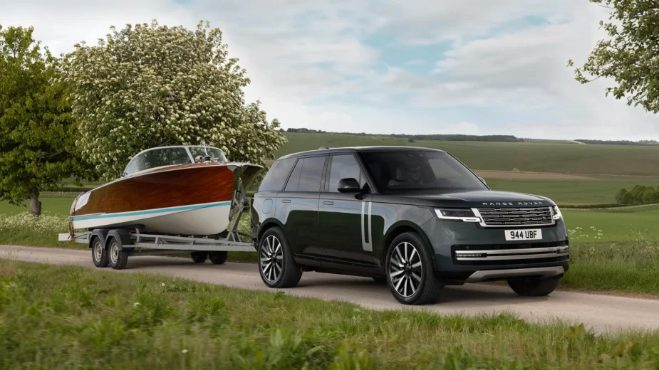 Range Rover Electric a rebocar barco