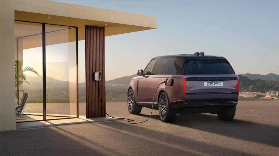 Range Rover Electric a carregar, traseira 3/4