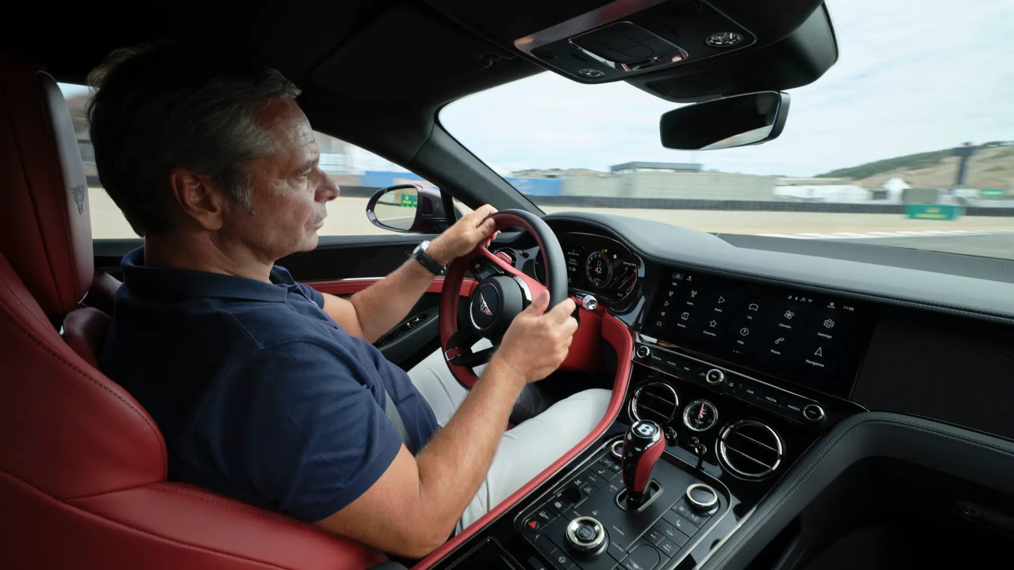 Joaquín Oliveira, periodista automovilístico al volante del Bentley Supersports