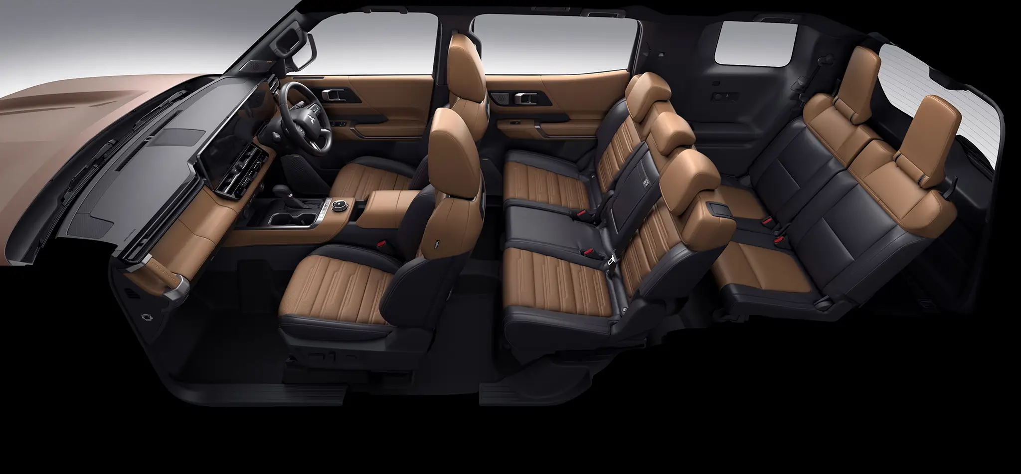 interior Mitsubishi Pajero con tres filas de bancos y siete lugares.