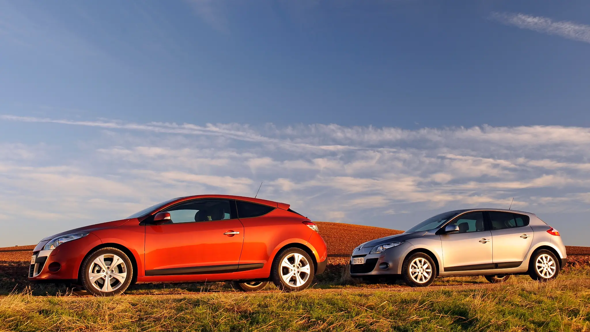 Renault Mégane Coupé e 5 portas vista lateral