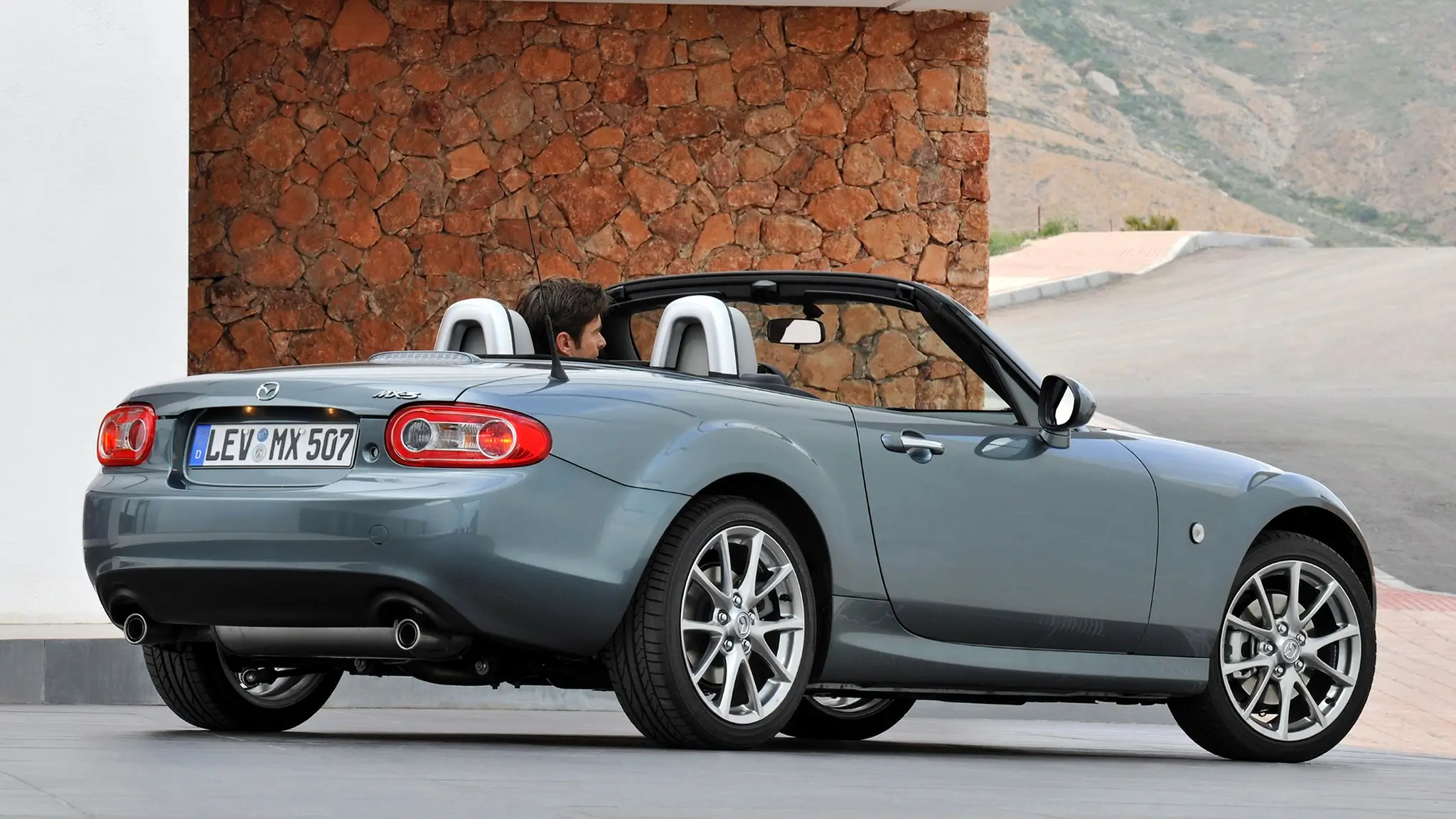 Mazda MX-5 NC vista traseira 3/4