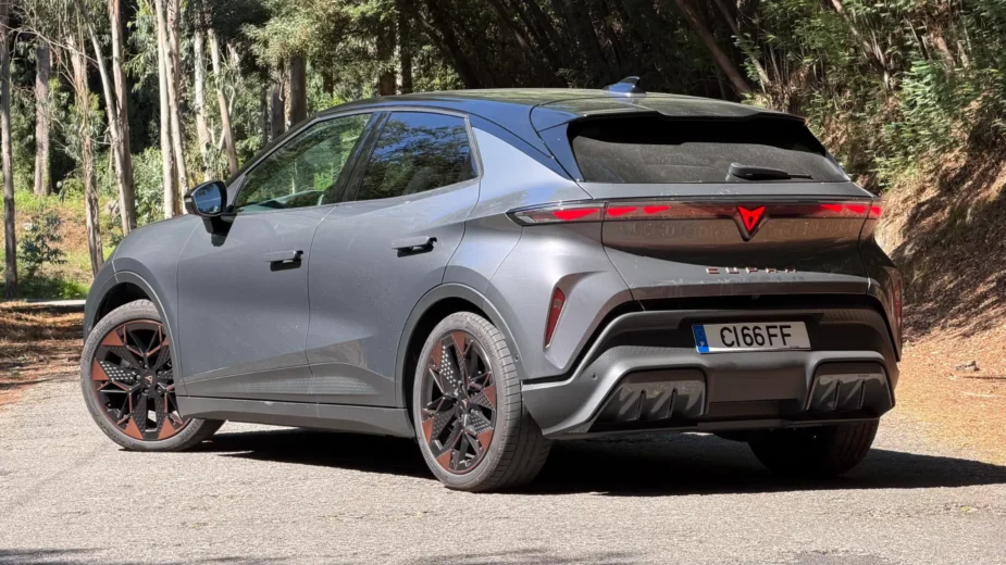 CUPRA Raval Dynamic Plus — 3/4 traseira 