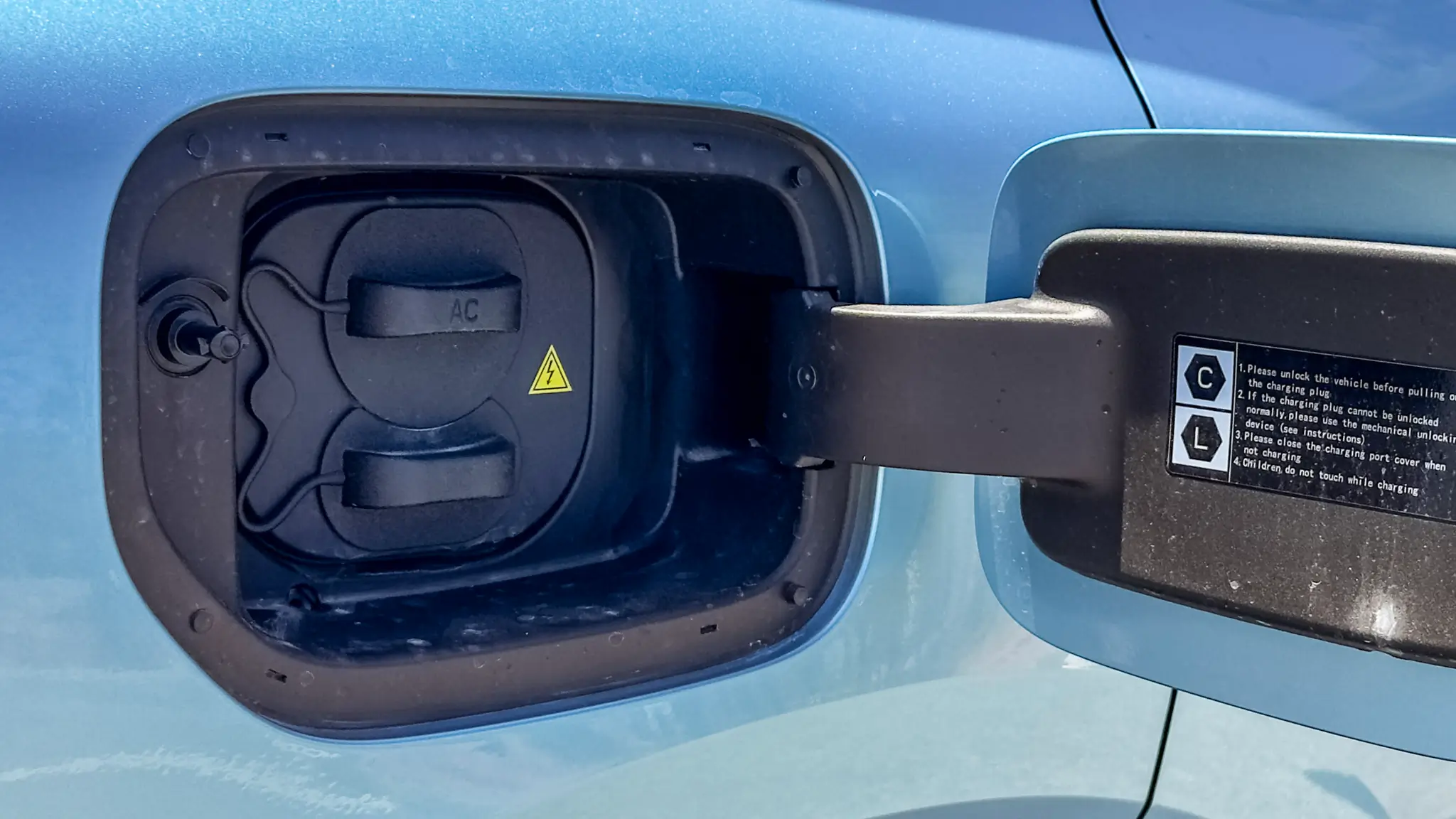 Changan Deepal S05 porta de carregamento