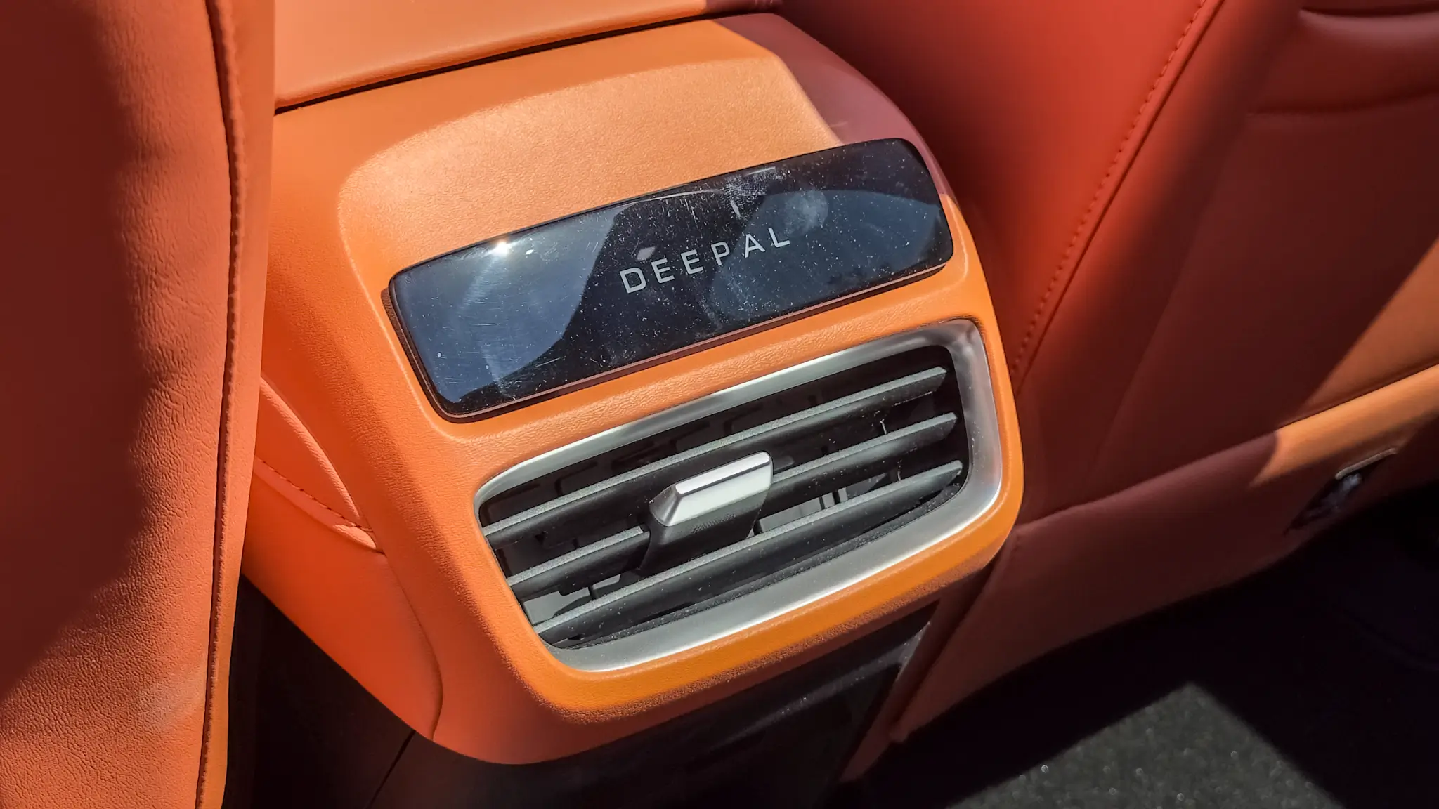Changan Deepal S05 pormenor saída de ventilaçao traseira