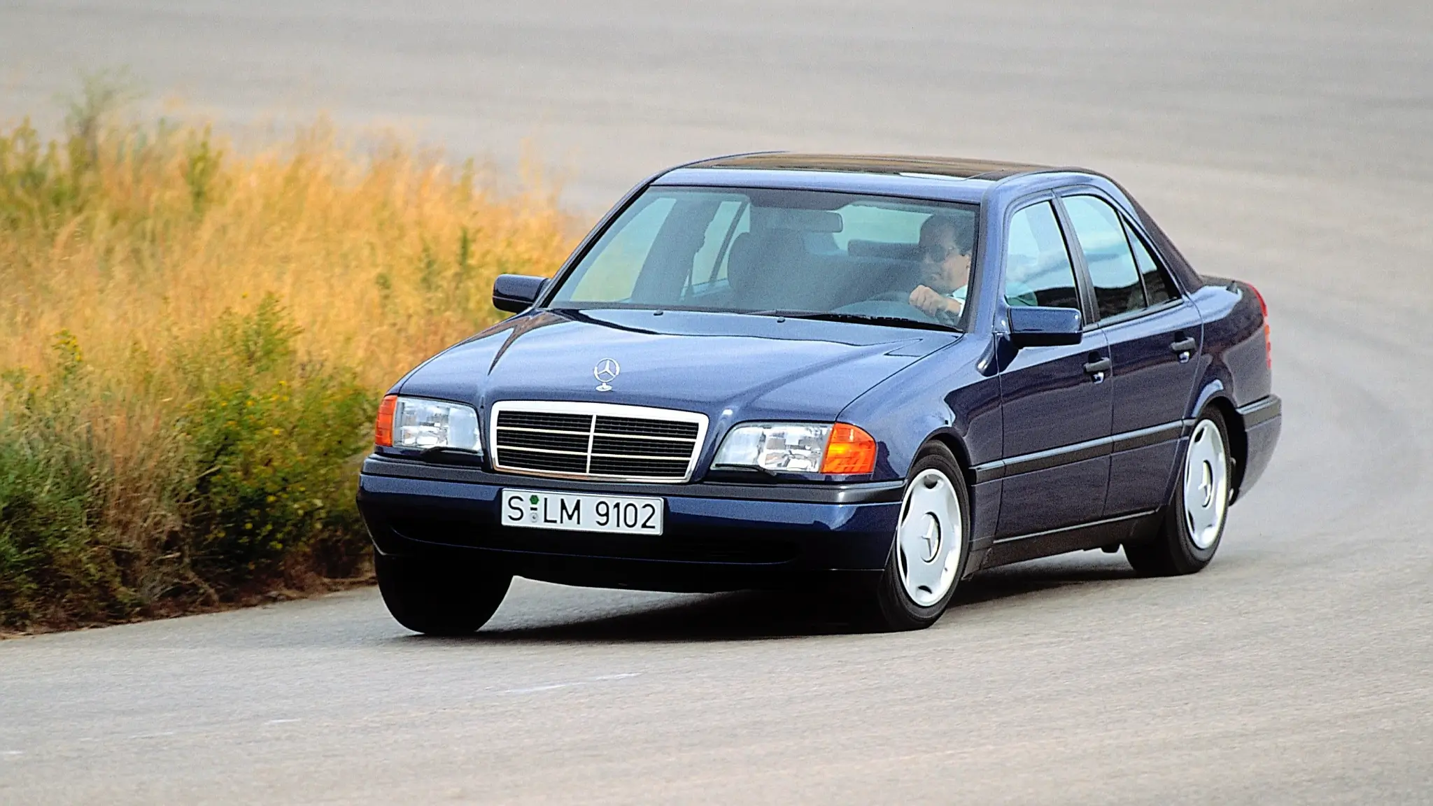 Mercedes-Benz Classe C vista dianteira 3/4 a curvar