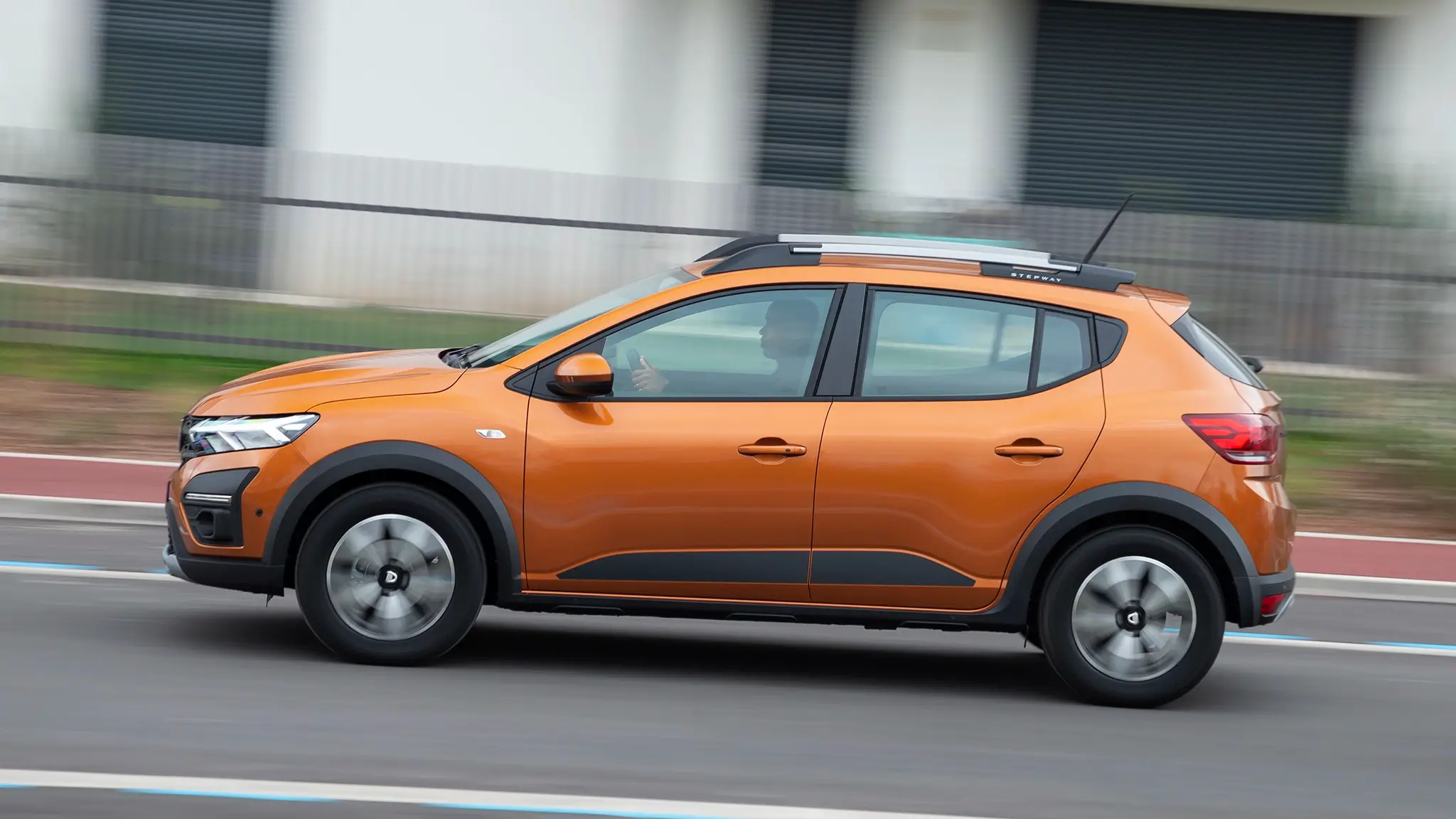 Dacia Sandero Stepway GPL na estrada, perfil