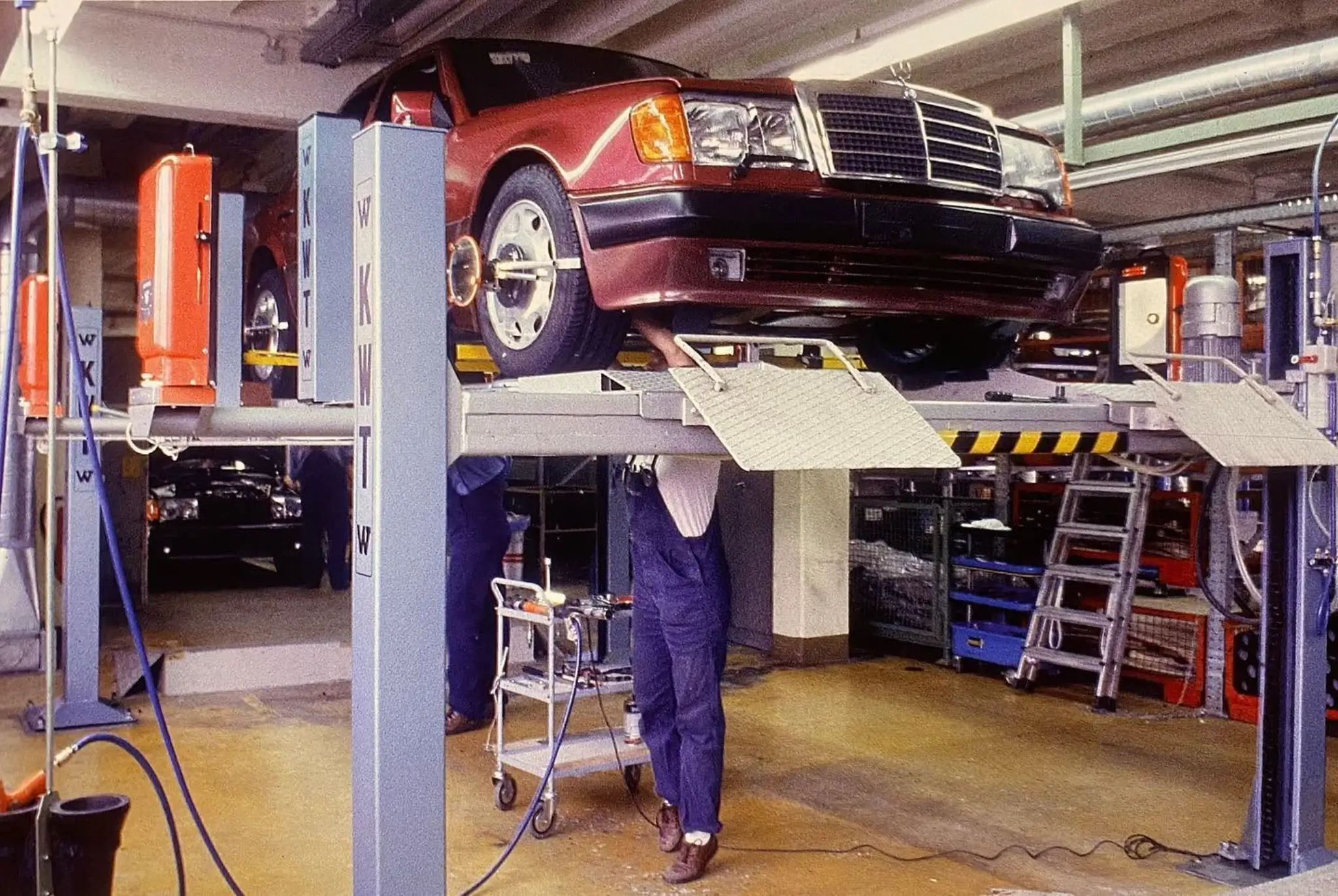 Mercedes-Benz 500E na linha de produção