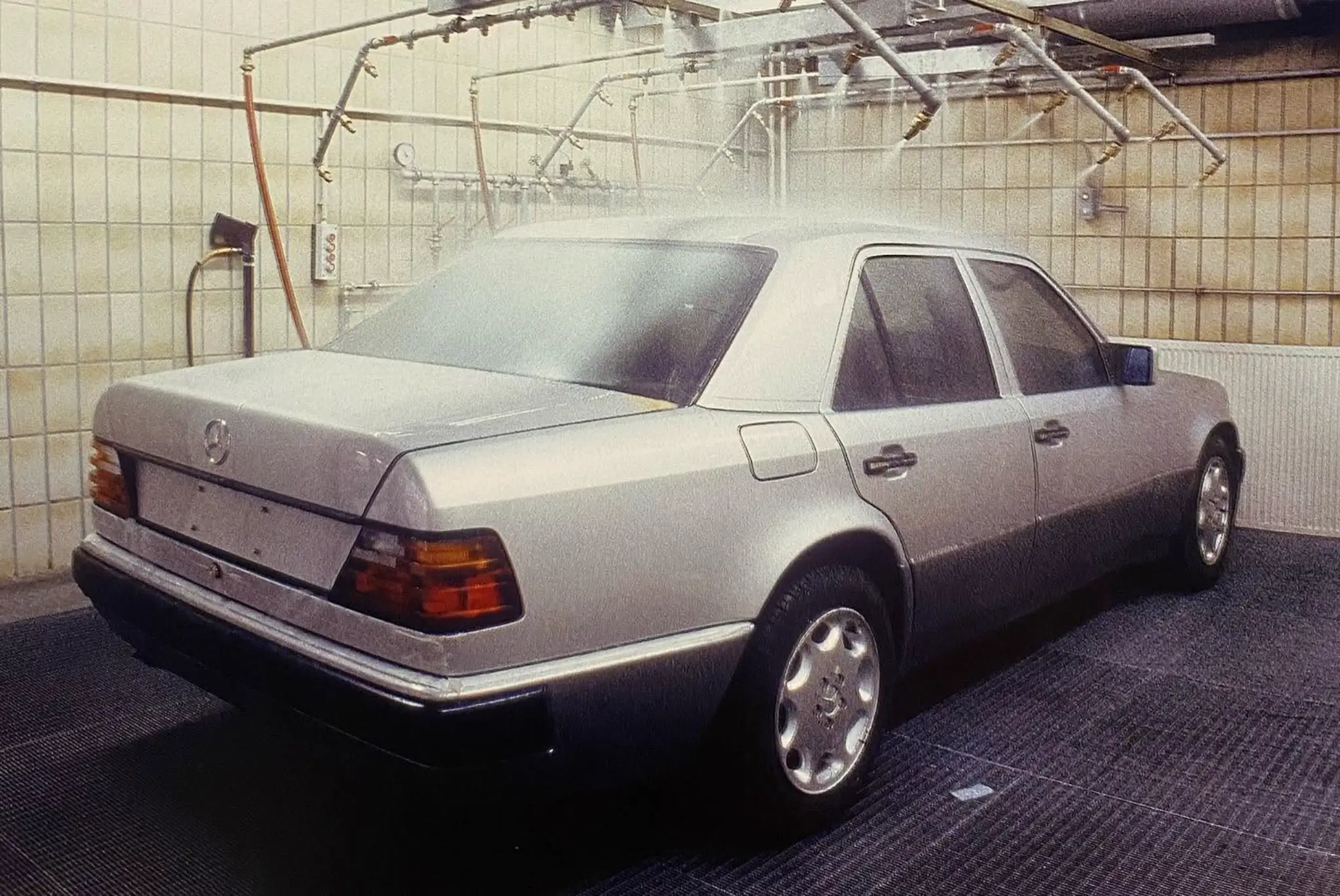 Mercedes-Benz 500E na linha de produção