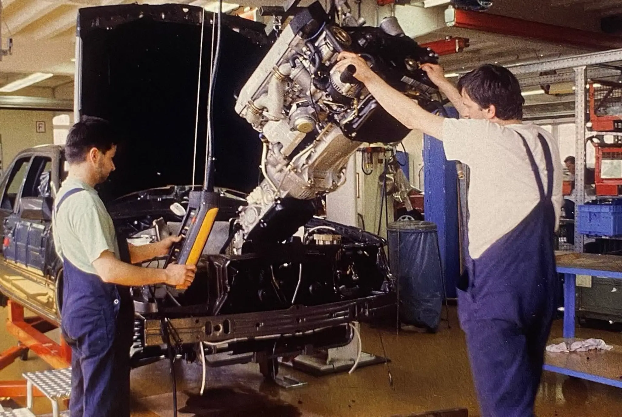 Mercedes-Benz 500E na linha de produção