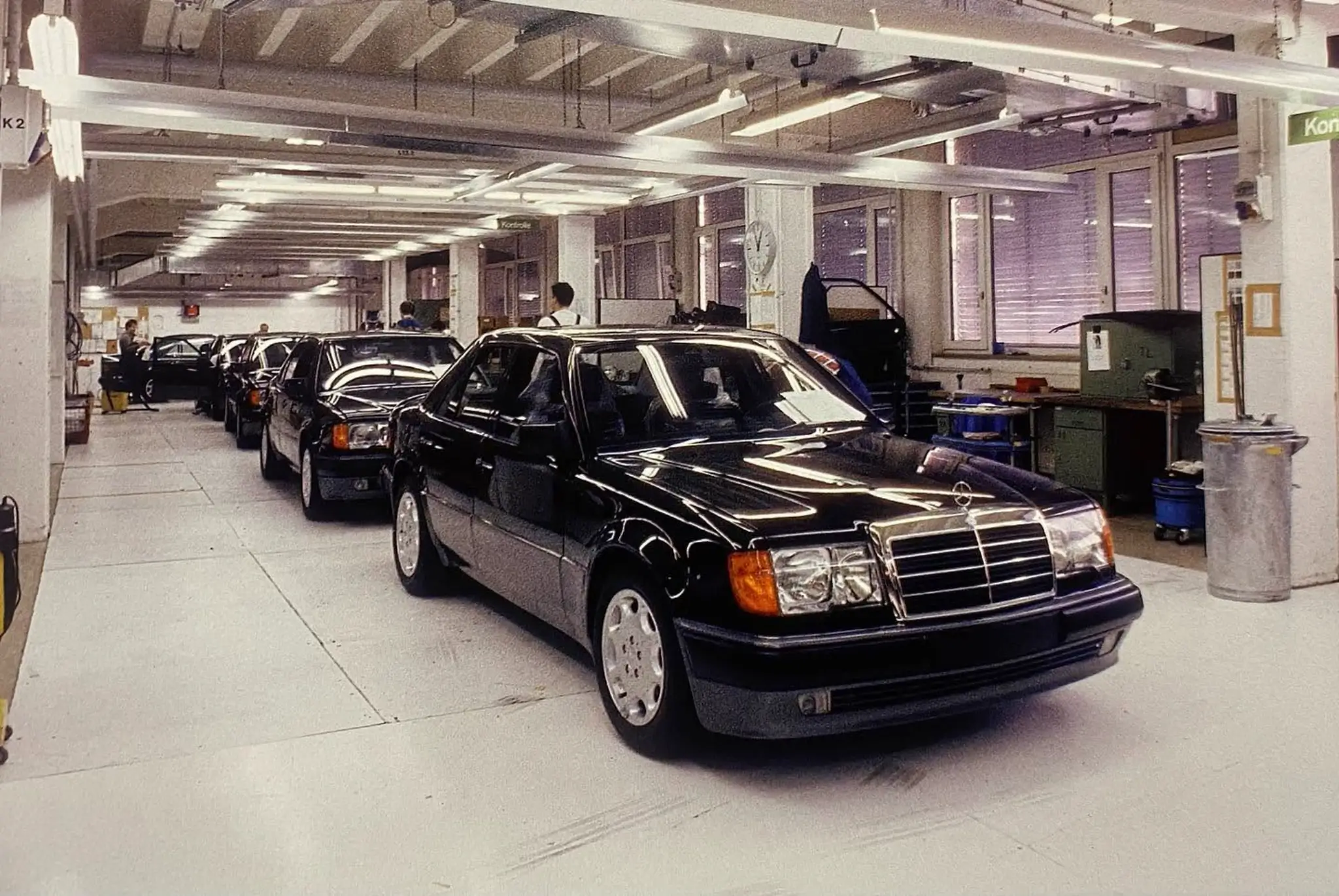 Mercedes-Benz 500E na linha de produção