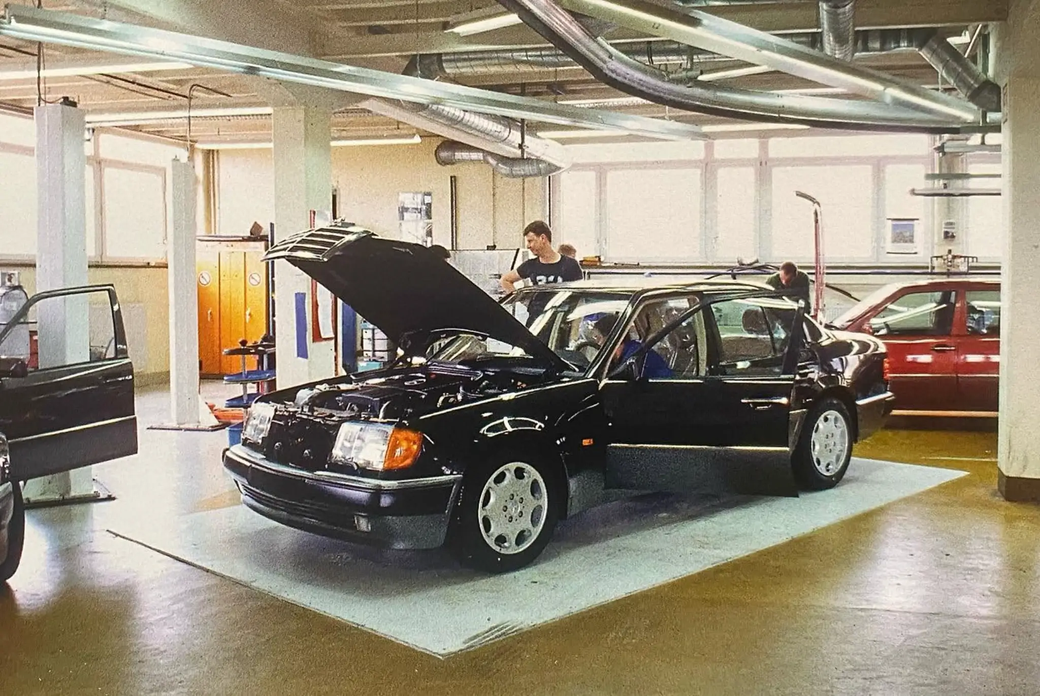 Mercedes-Benz 500E na linha de produção