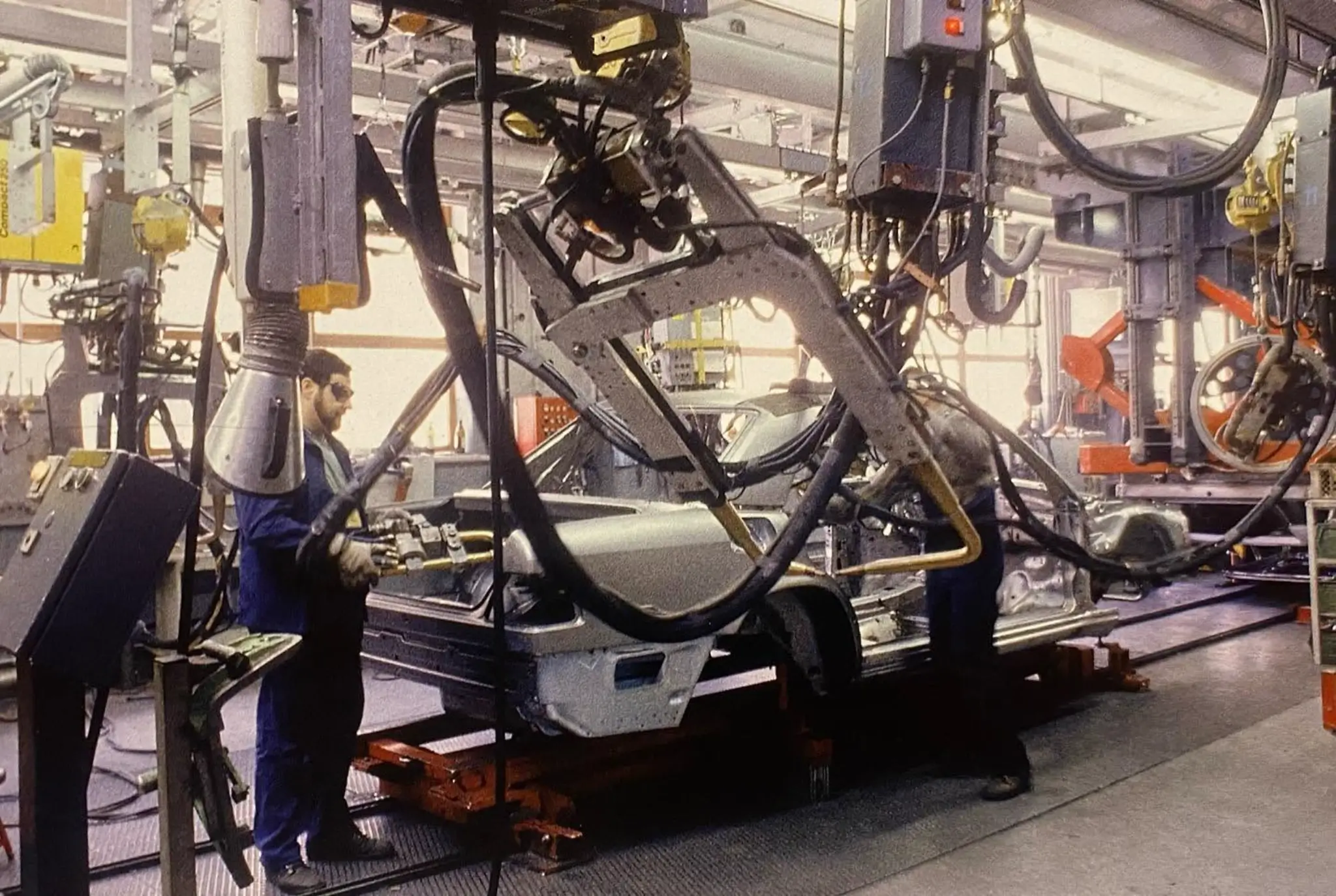 Mercedes-Benz 500E na linha de produção