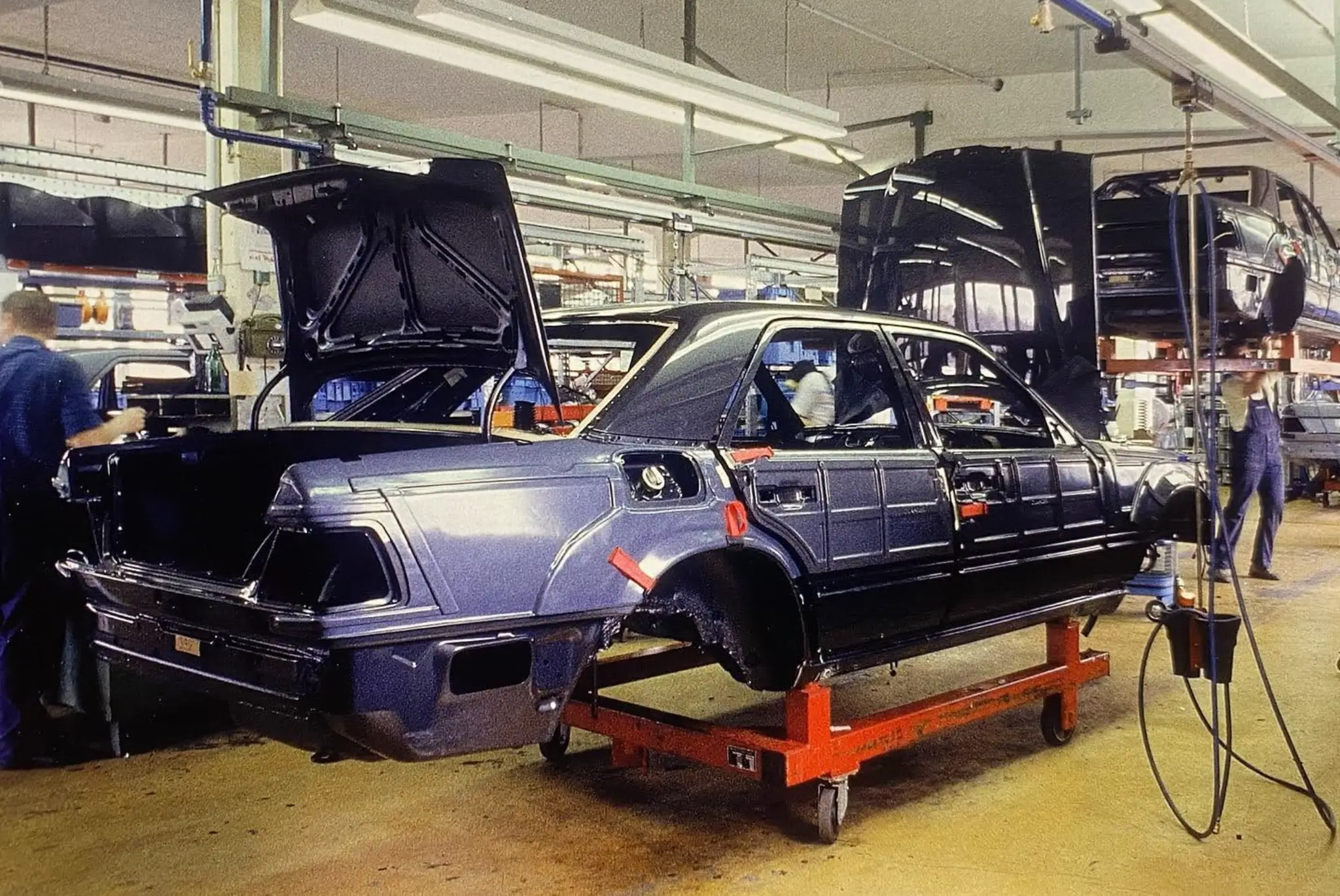Mercedes-Benz 500E na linha de produção