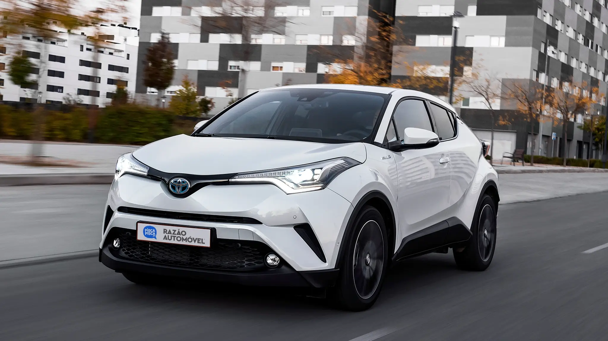 Toyota C-HR usado da semana, na estrada, frente 3/4
