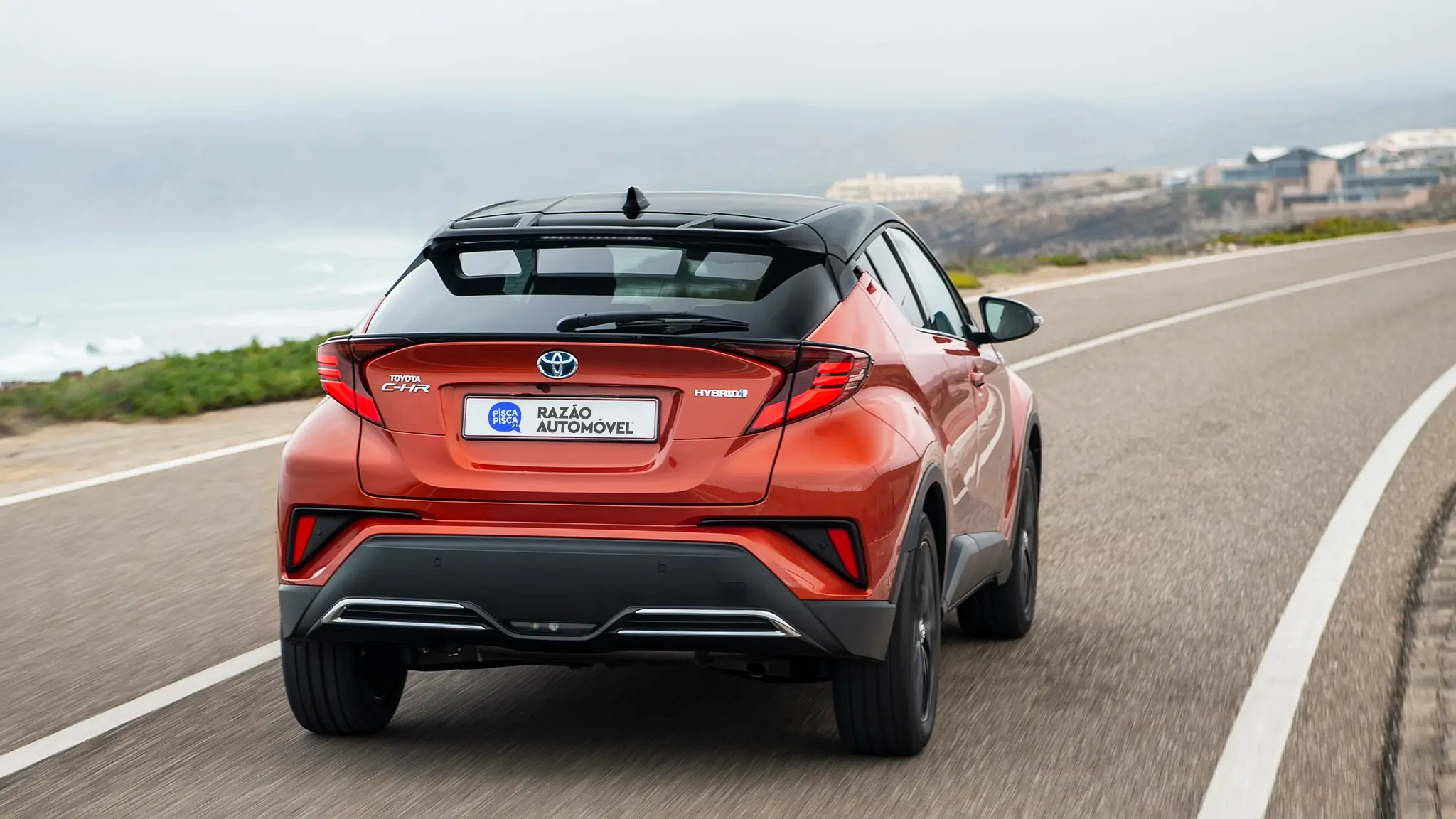 Toyota C-HR usado da semana na estrada, traseira