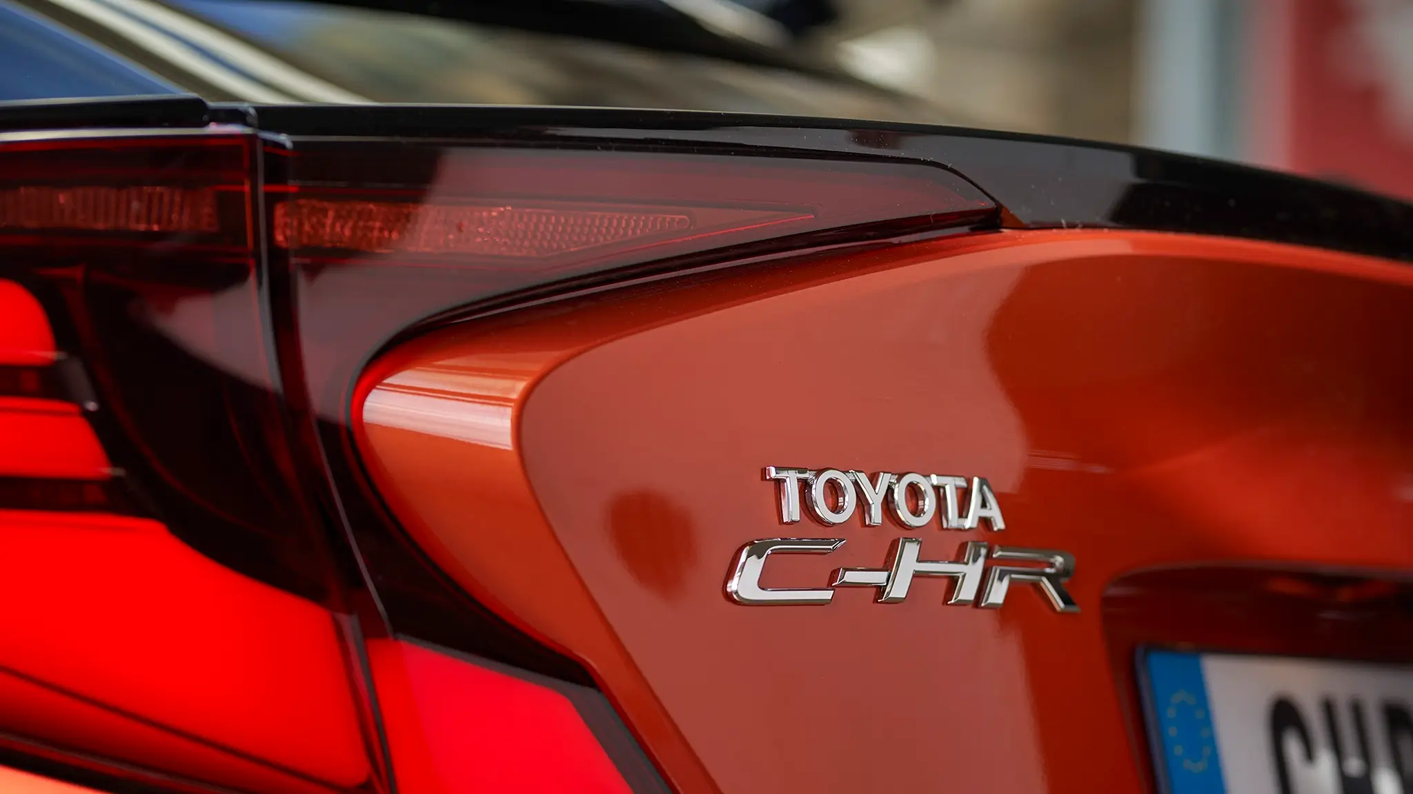 inscrição Toyota C-HR na traseira