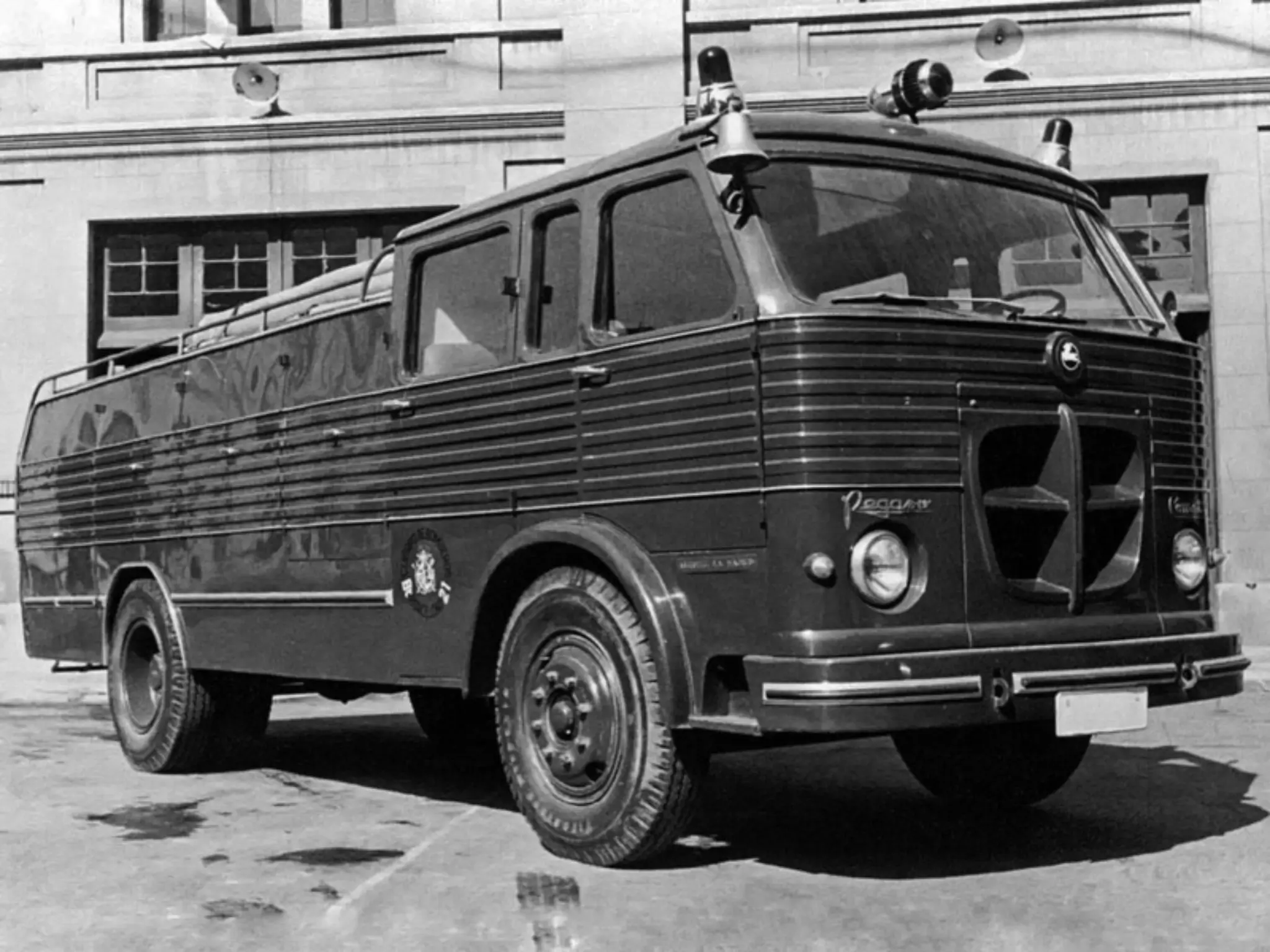 Pegaso Comet vista dianteira 3/4