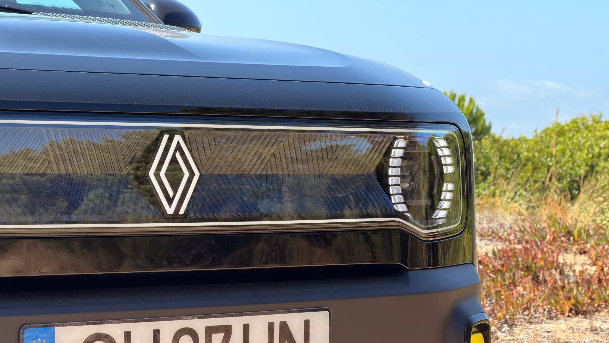 Assinatura luminosa Renault 4 E-Tech Plein Sud