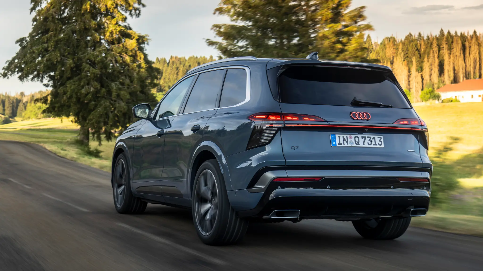 Audi Q7 em movimento vista traseira 3/4