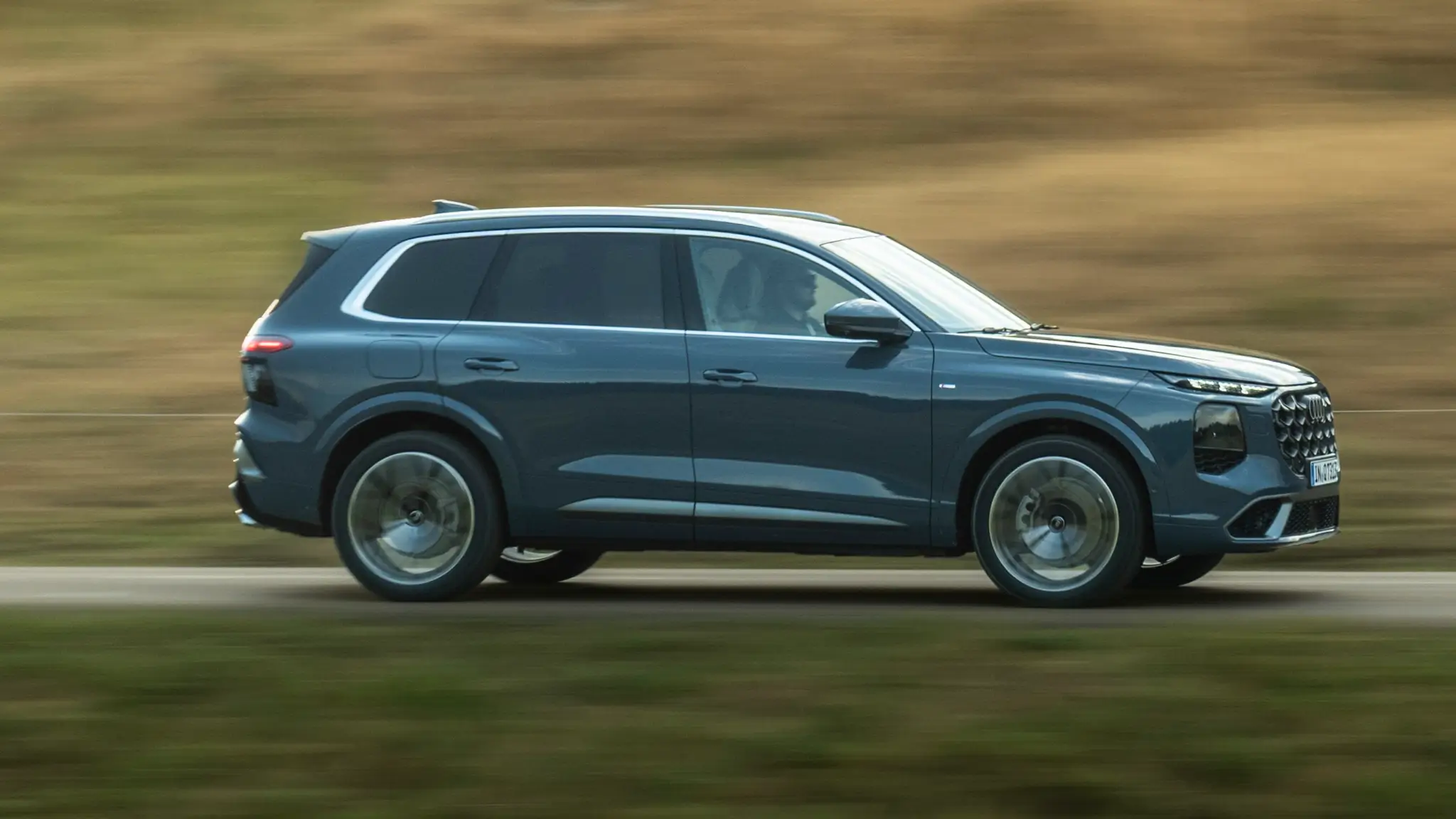 Audi Q7 em movimento vista lateral