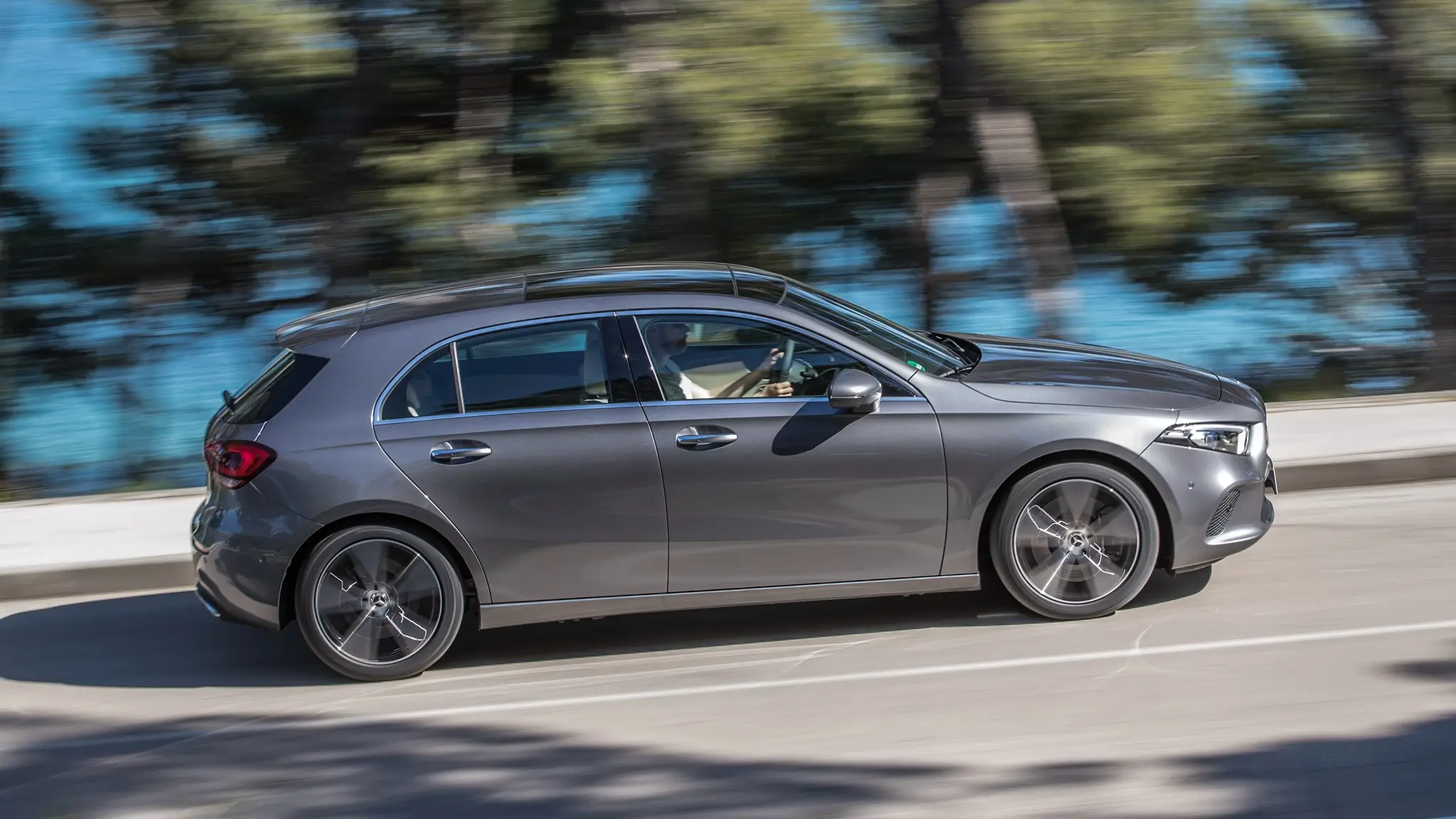 Mercedes-Benz Classe A 180 d usado, na estrada, perfil
