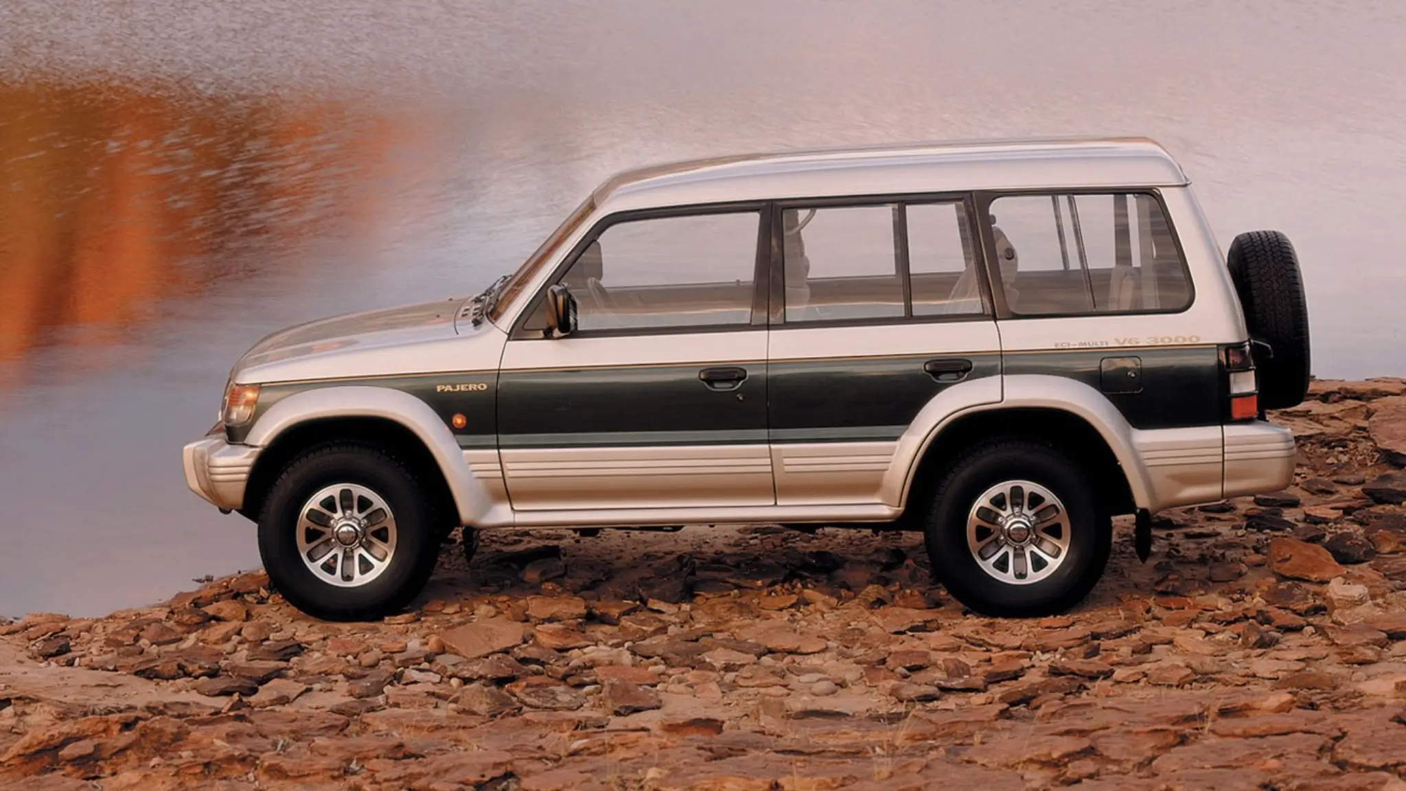 Mitsubishi Pajero longo vista lateral