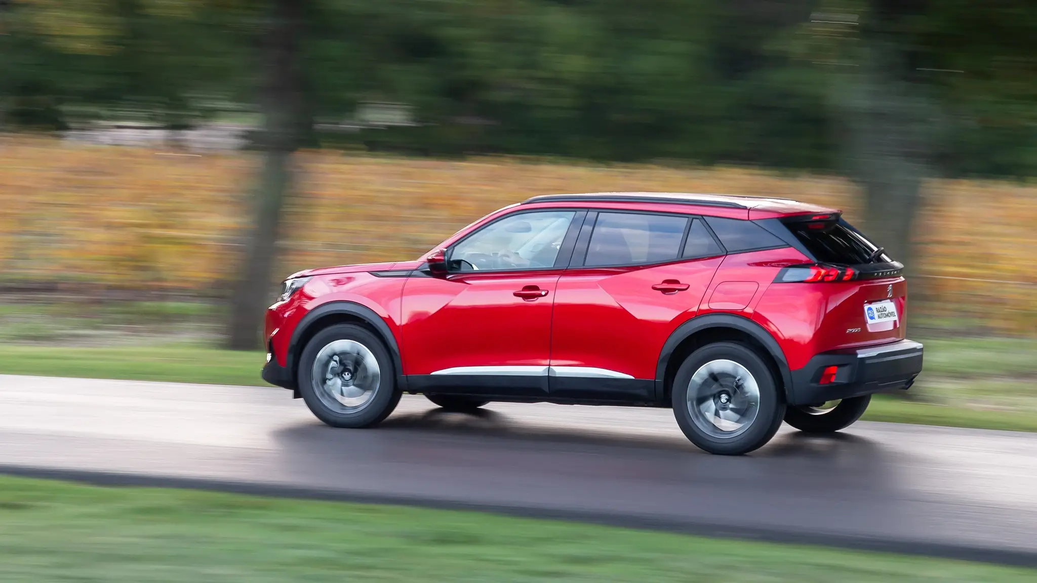 Peugeot 2008 usado 2019-2023, na estrada, perfil