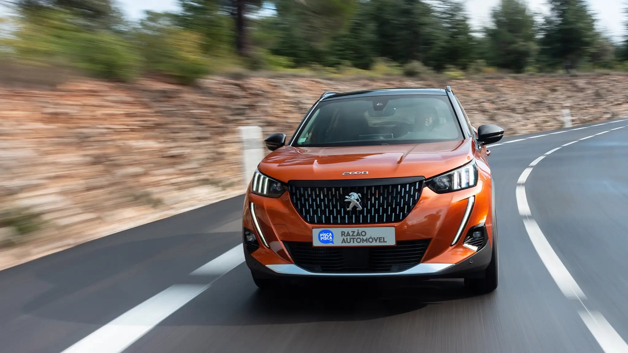 Peugeot 2008 usado 2019-2023, na estrada, de frente