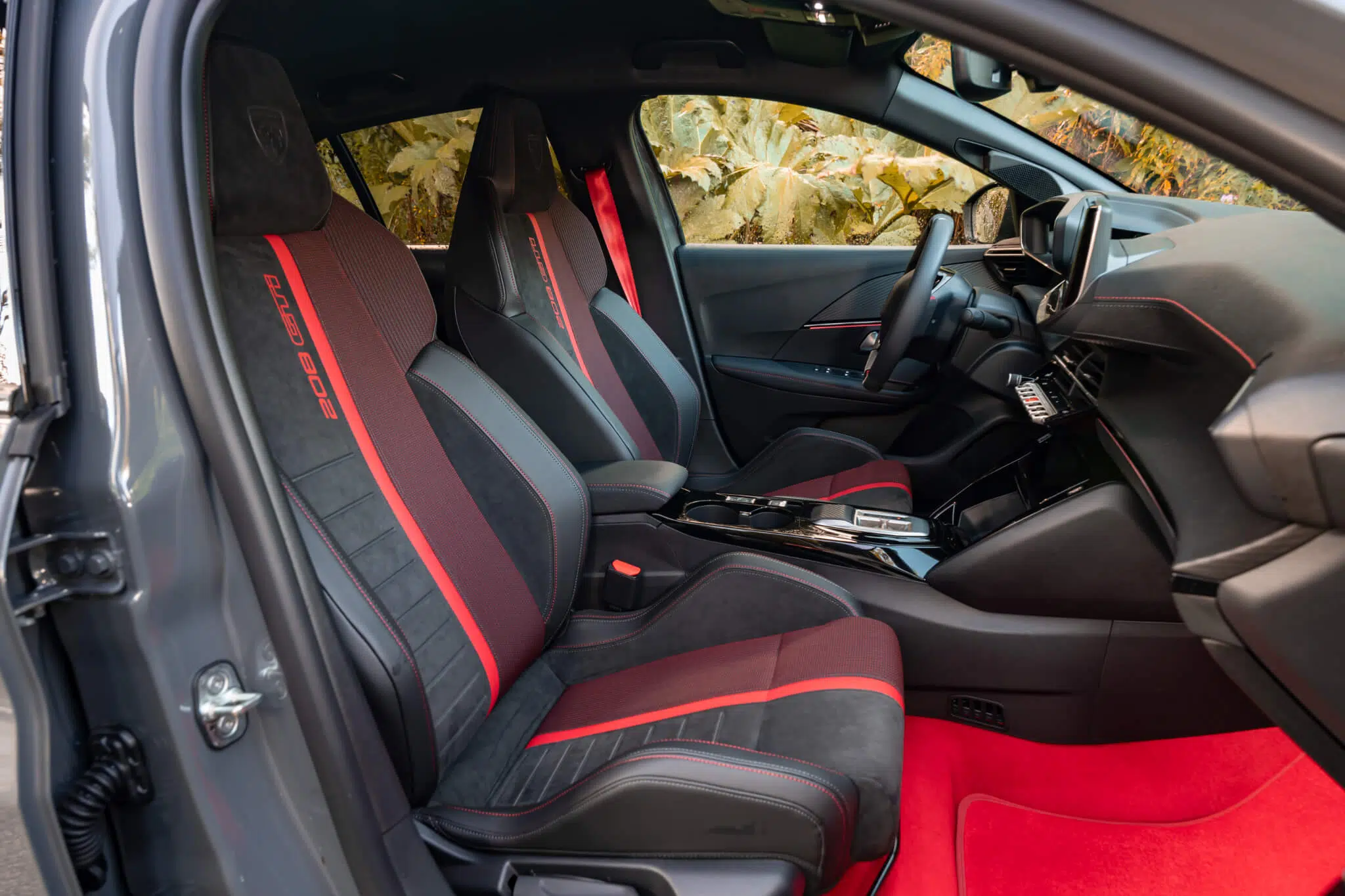 Peugeot E-208 GTi bancos
