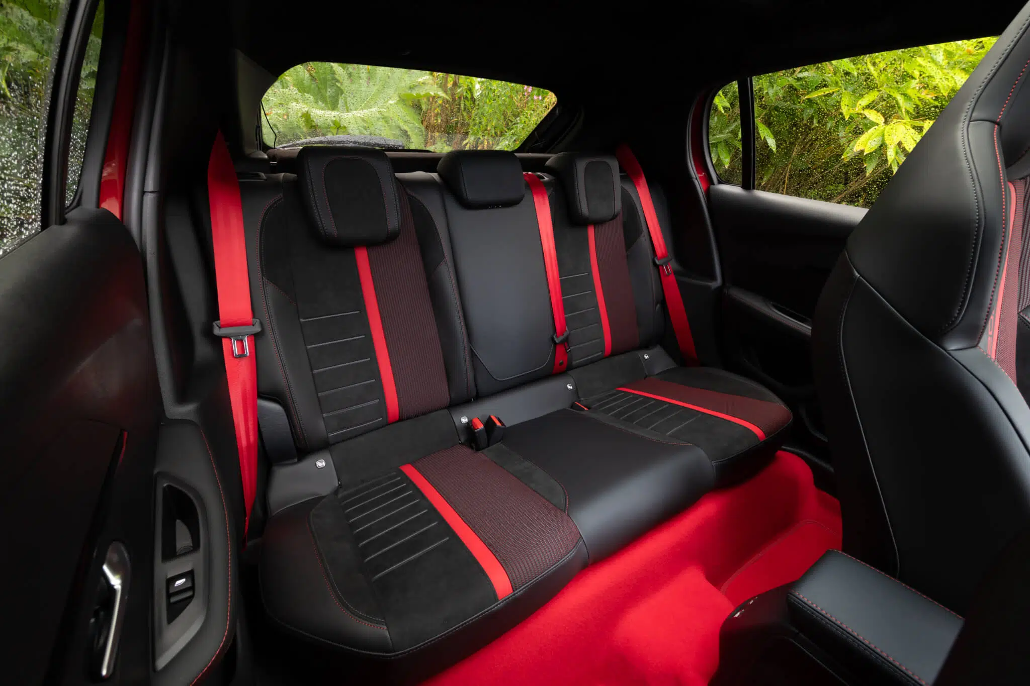 Peugeot E-208 GTi bancos traseiros