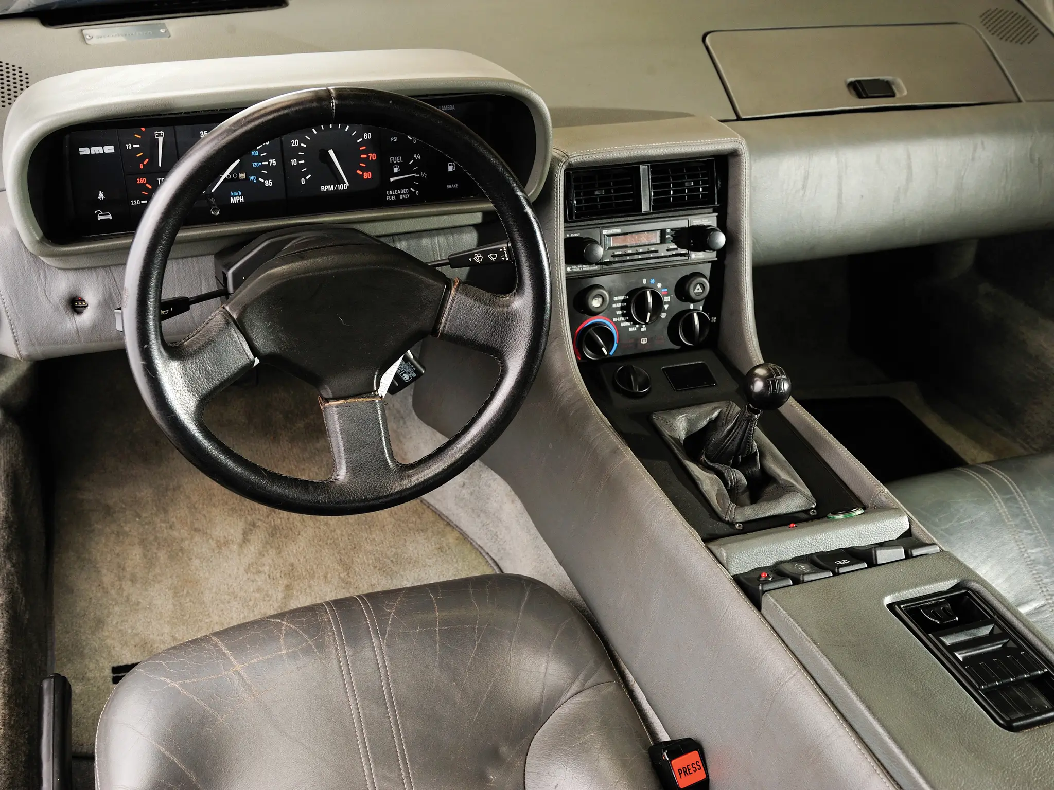 DeLorean DMC-12 interior