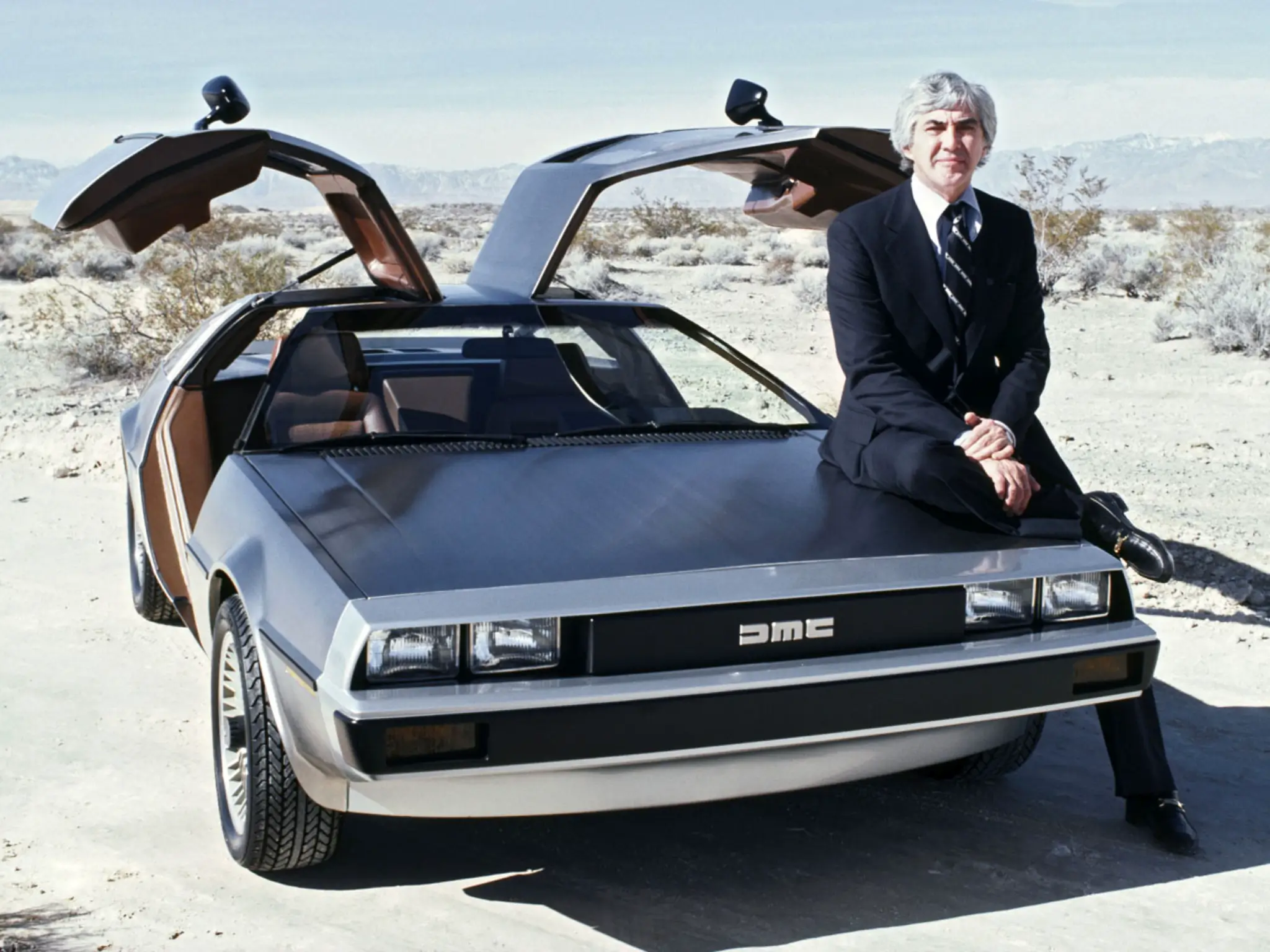 John DeLorean ao lado do protótipo do DMC-12