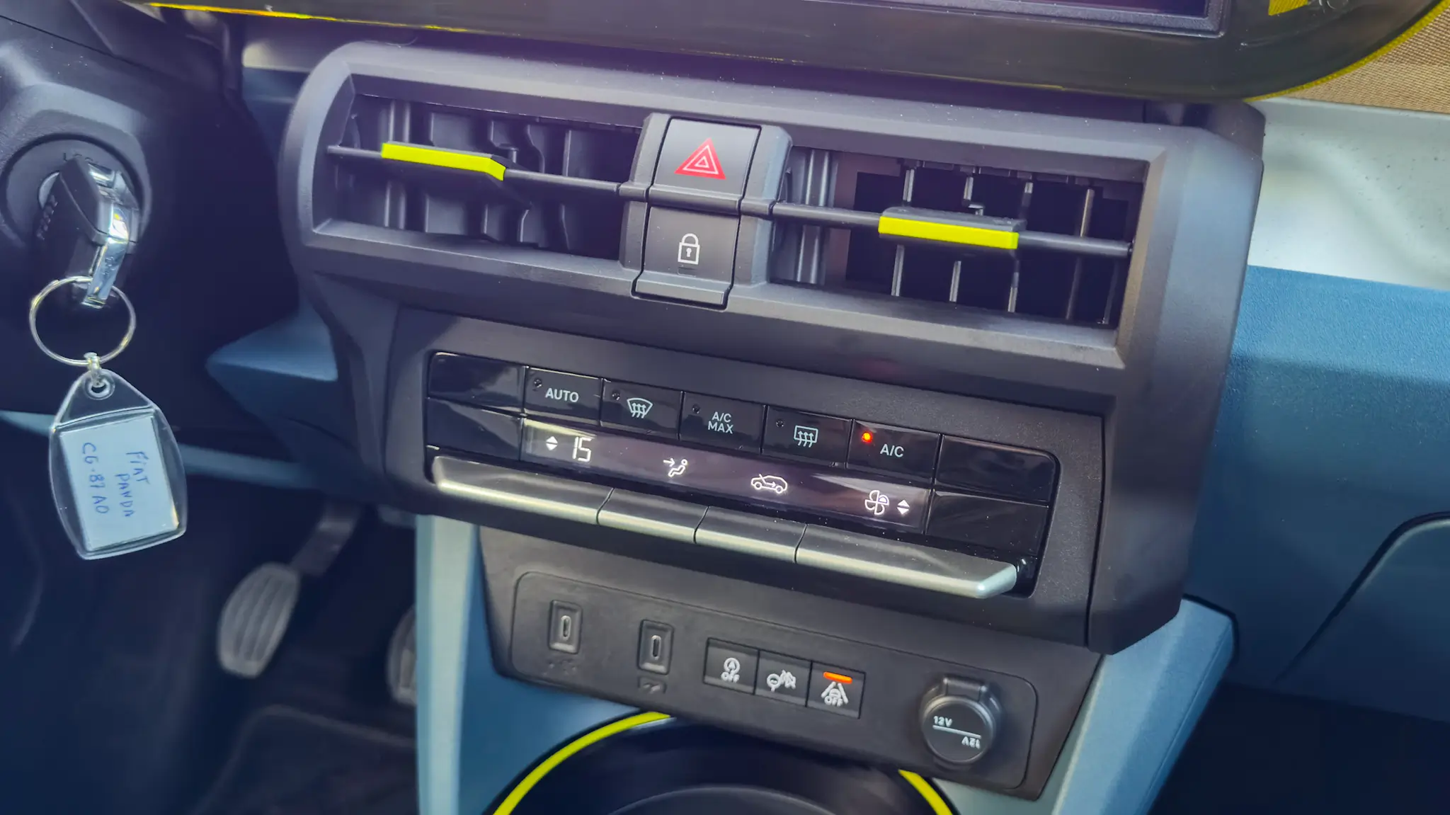 FIAT Grande Panda interior comandos climatização