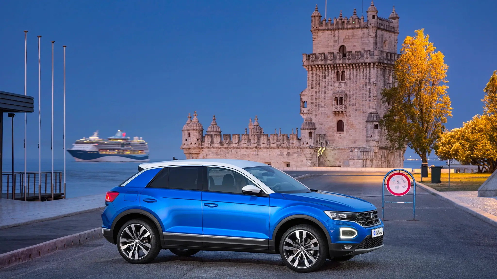 Volkswagen T-Roc com Torre de Belém ao fundo