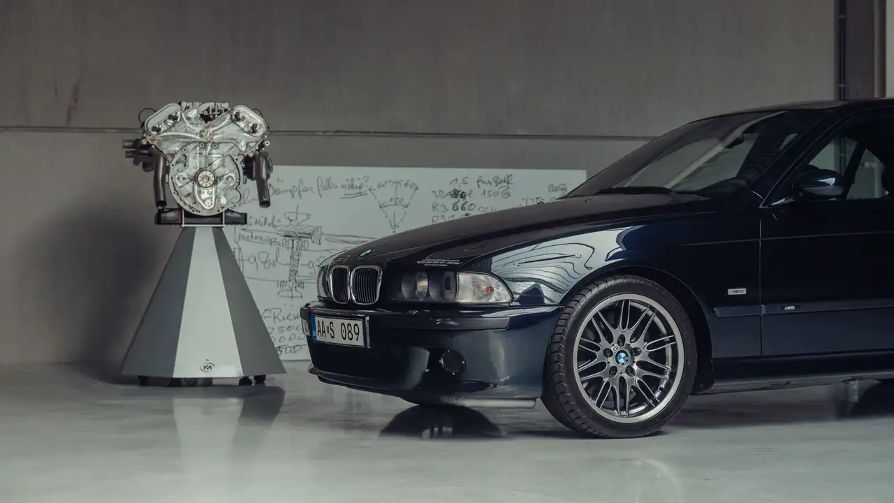 BMW M5 ao lado de um motor V10