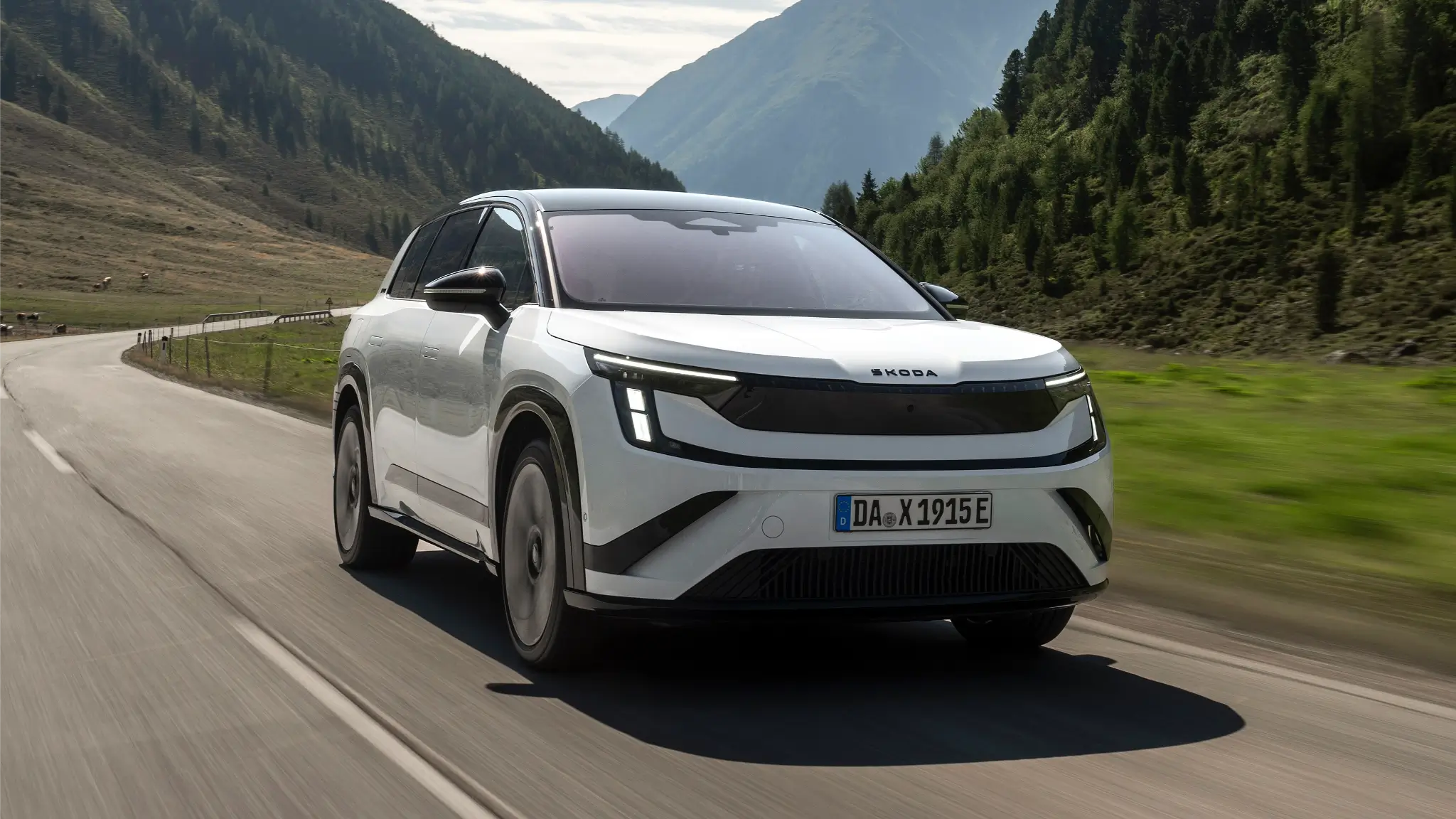 Skoda Peaq 2026 em estrada — 3/4 dianteira