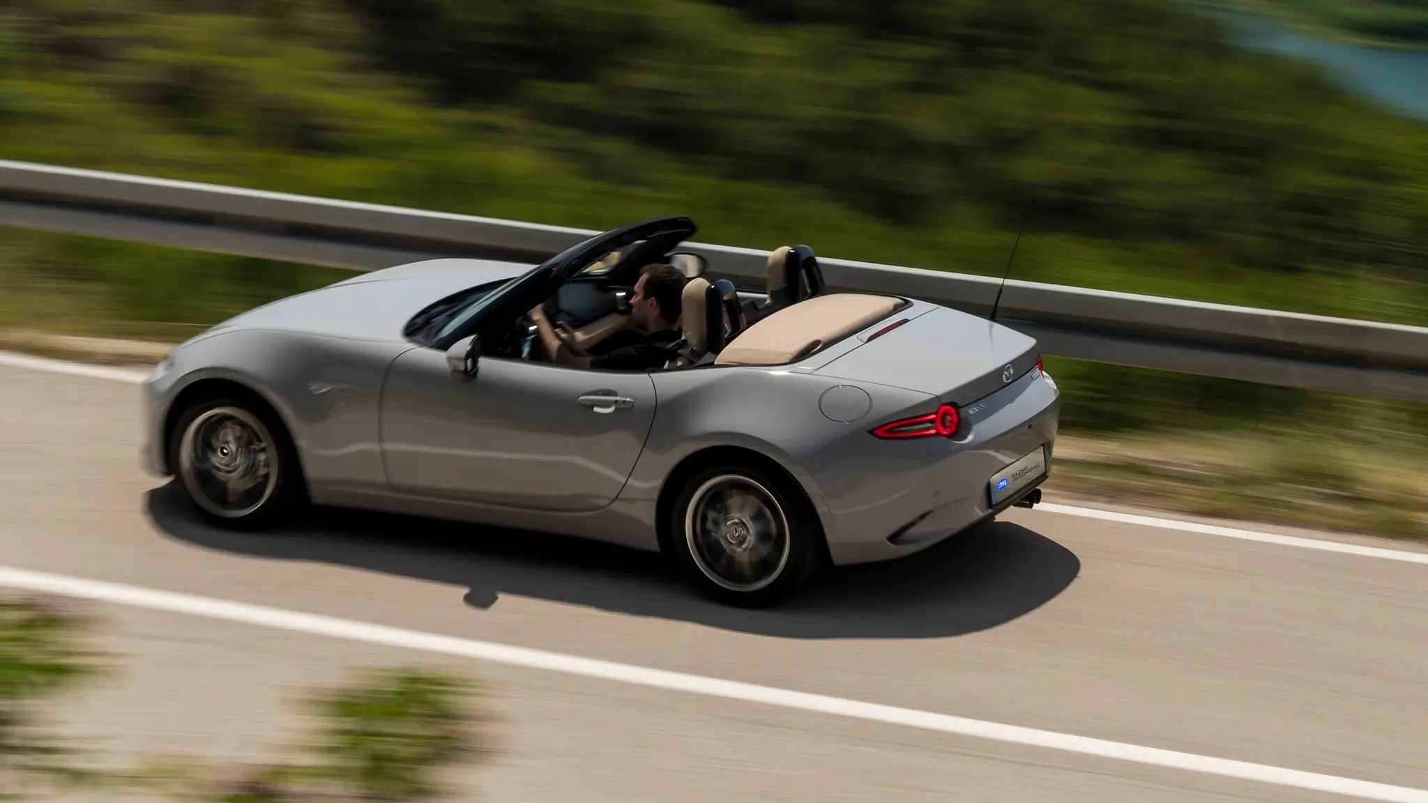 MAzda MX-5 ND3, capota aberta, na estrada, traseira 3/4