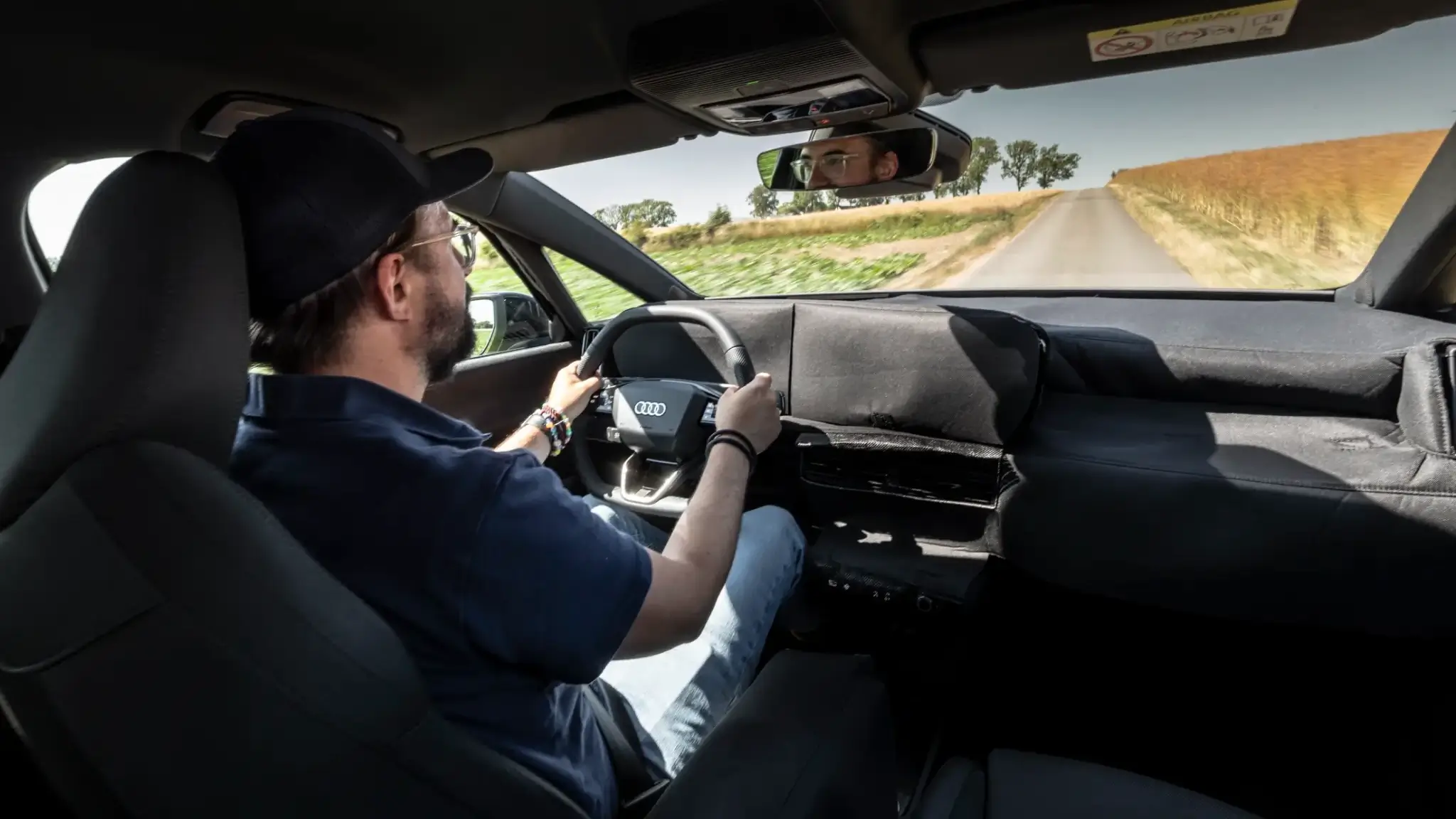 Audi A2 e-tron em movimiento vista traseira 3/4