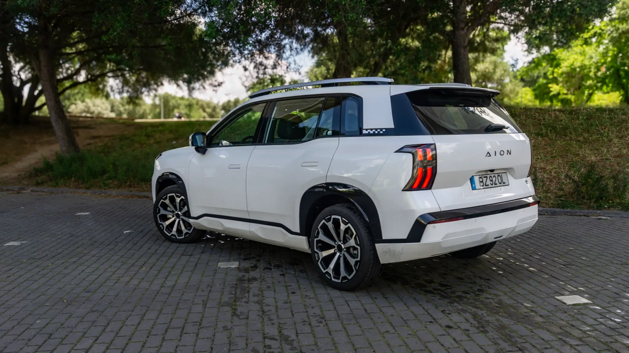GAC Aion V vista traseira 3/4