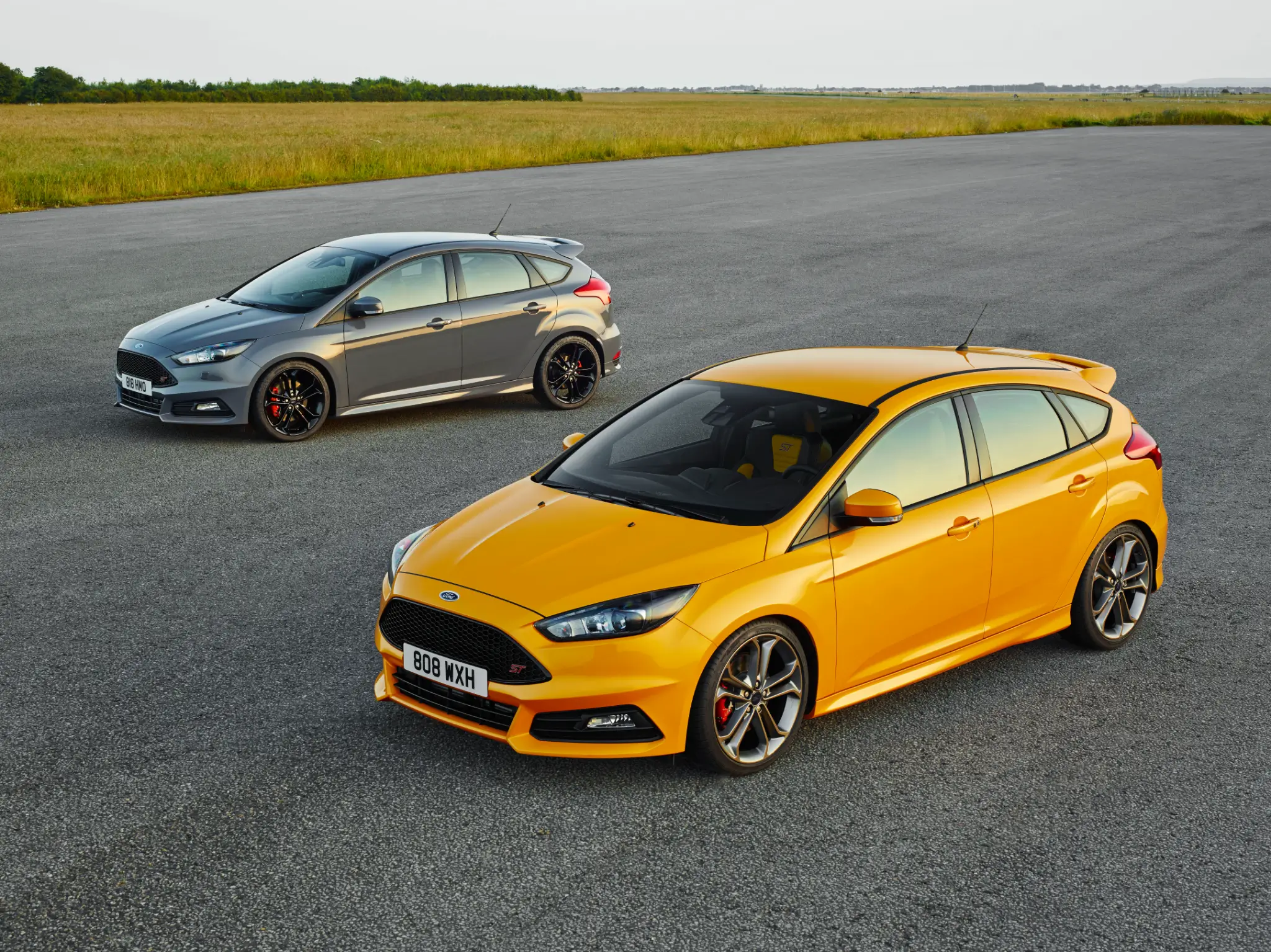 Dois Ford Focus ST vista dianteira 3/4
