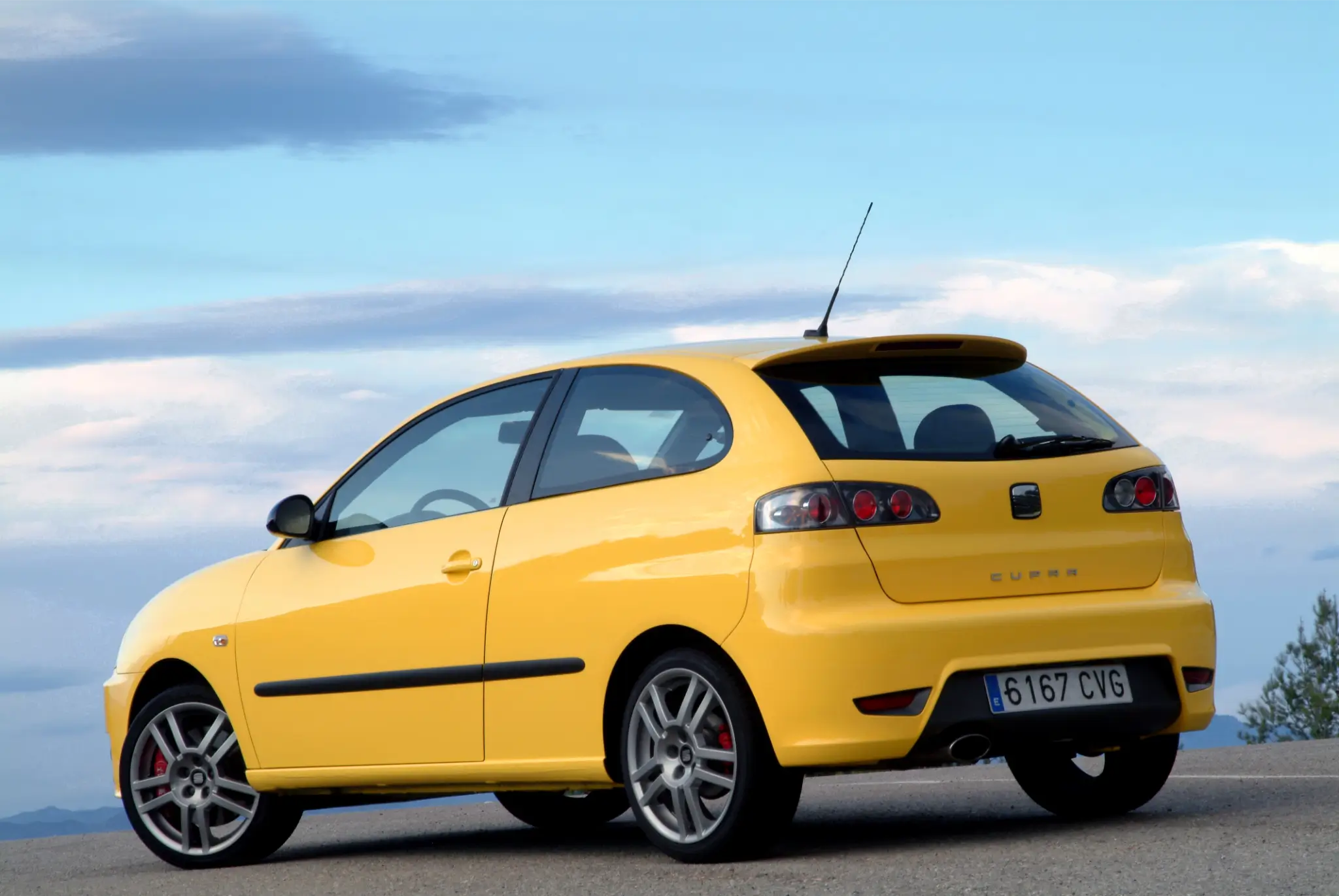 SEAT Ibiza CUPRA vista trasera 3/4