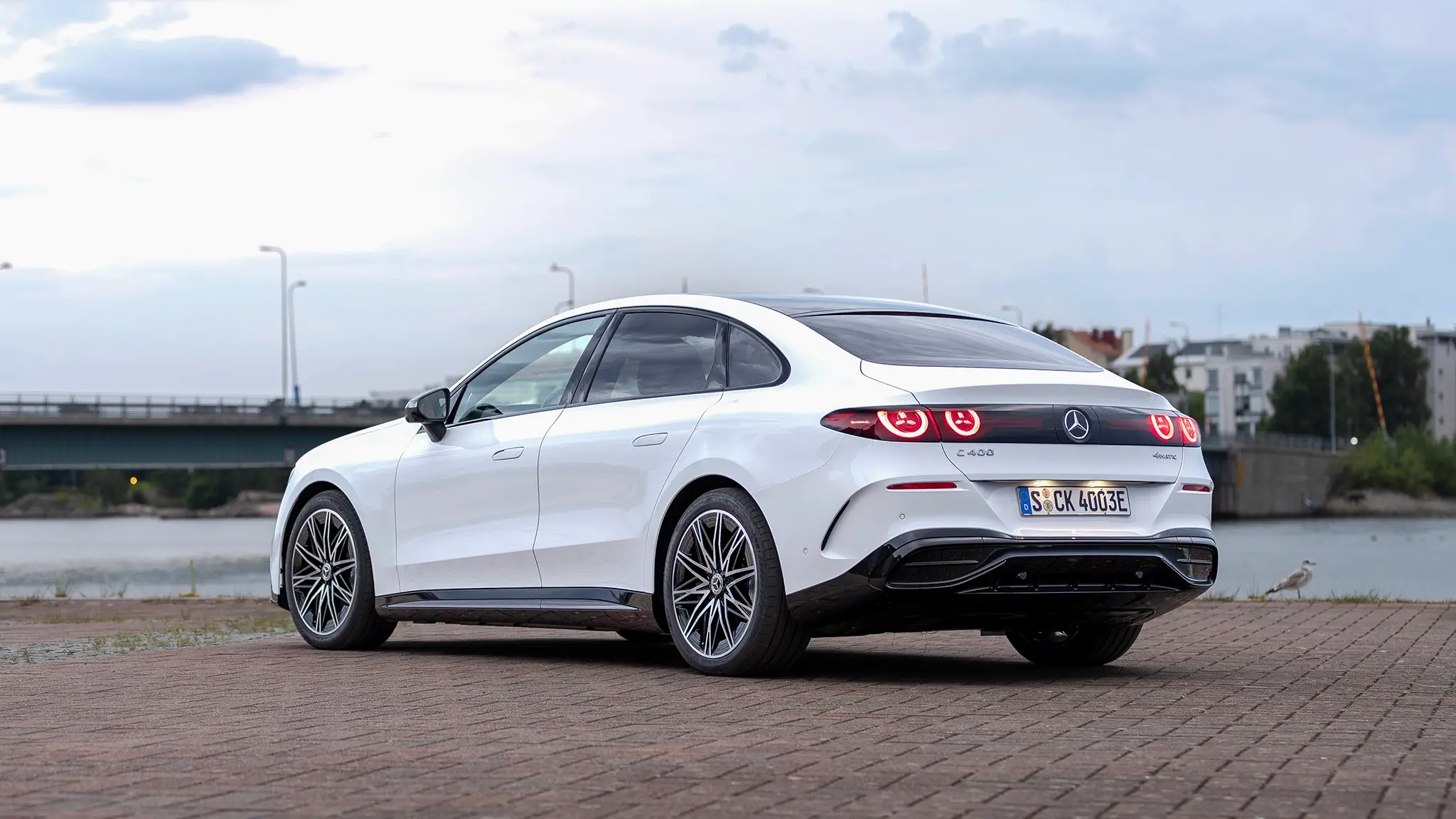Mercedes-Benz_Classe_C_eletrico_traseira