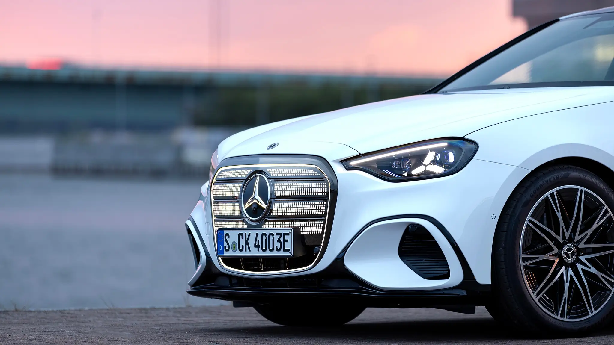 Mercedes-Benz_Classe_C_eletrico_grelha iluminada