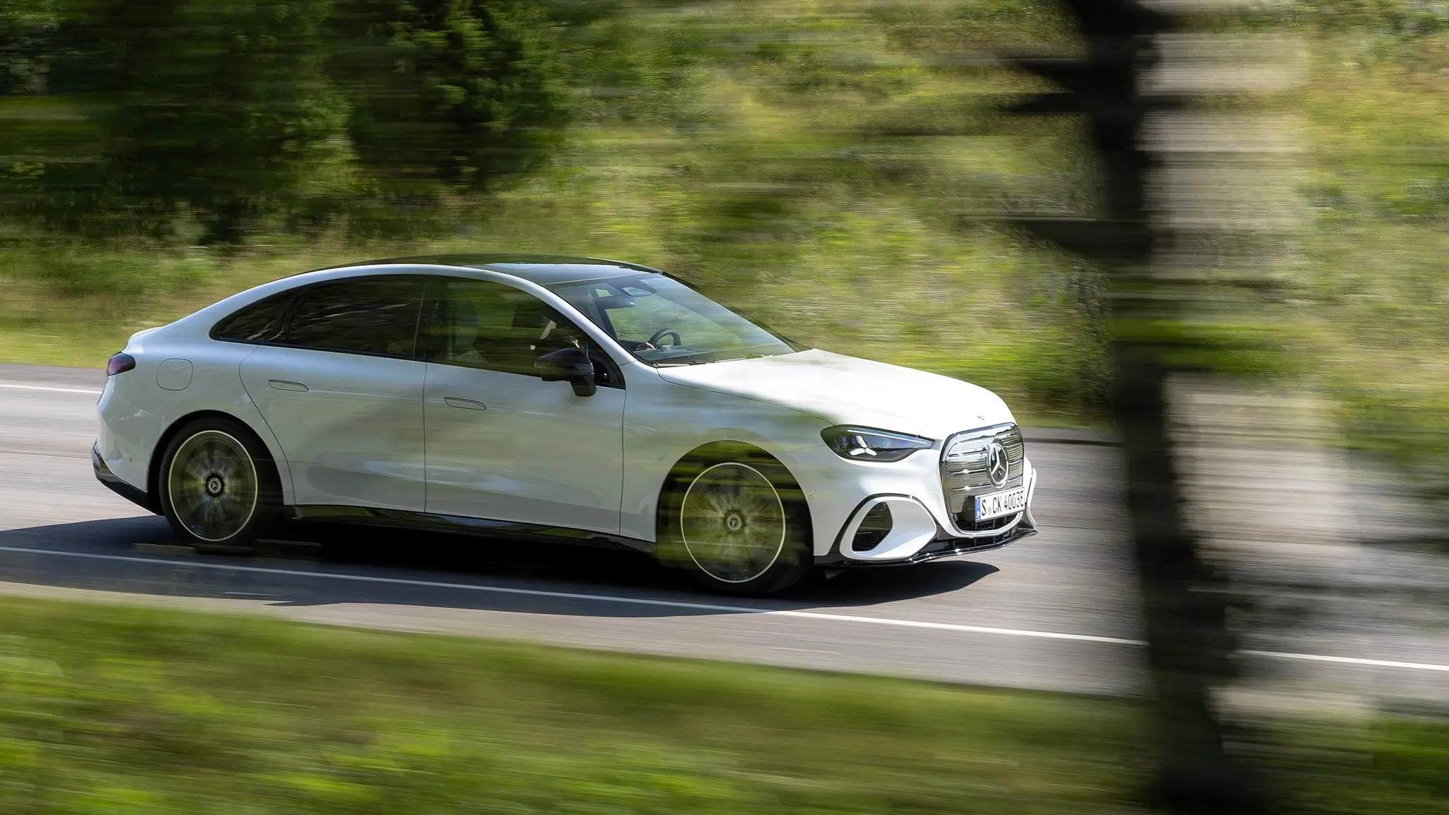 Mercedes-Benz Classe C elétrico, na estrada, perfil