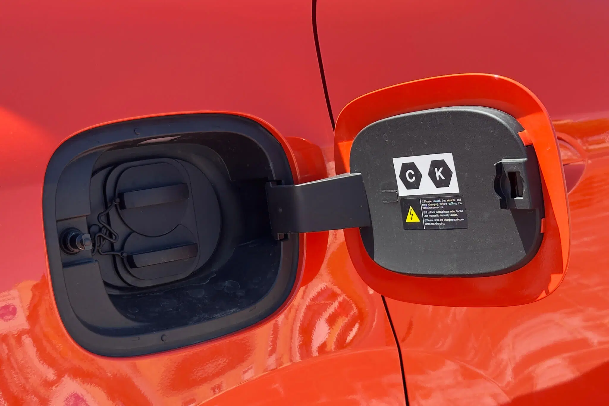 BYD Dolphin G PHEV porta de carregamento