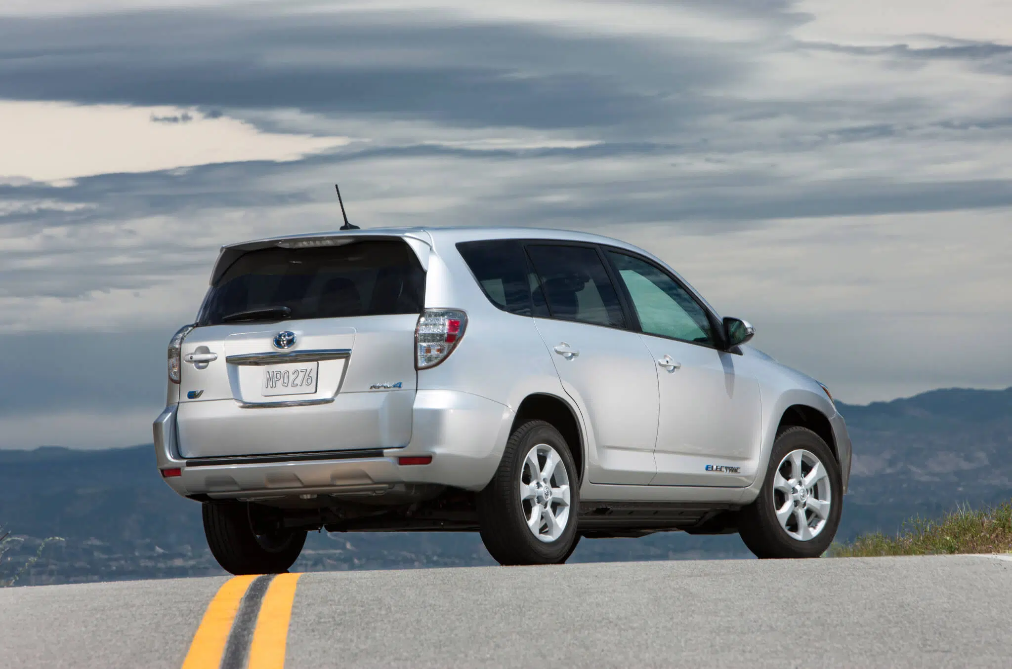 Toyota RAV4 elétrico traseira